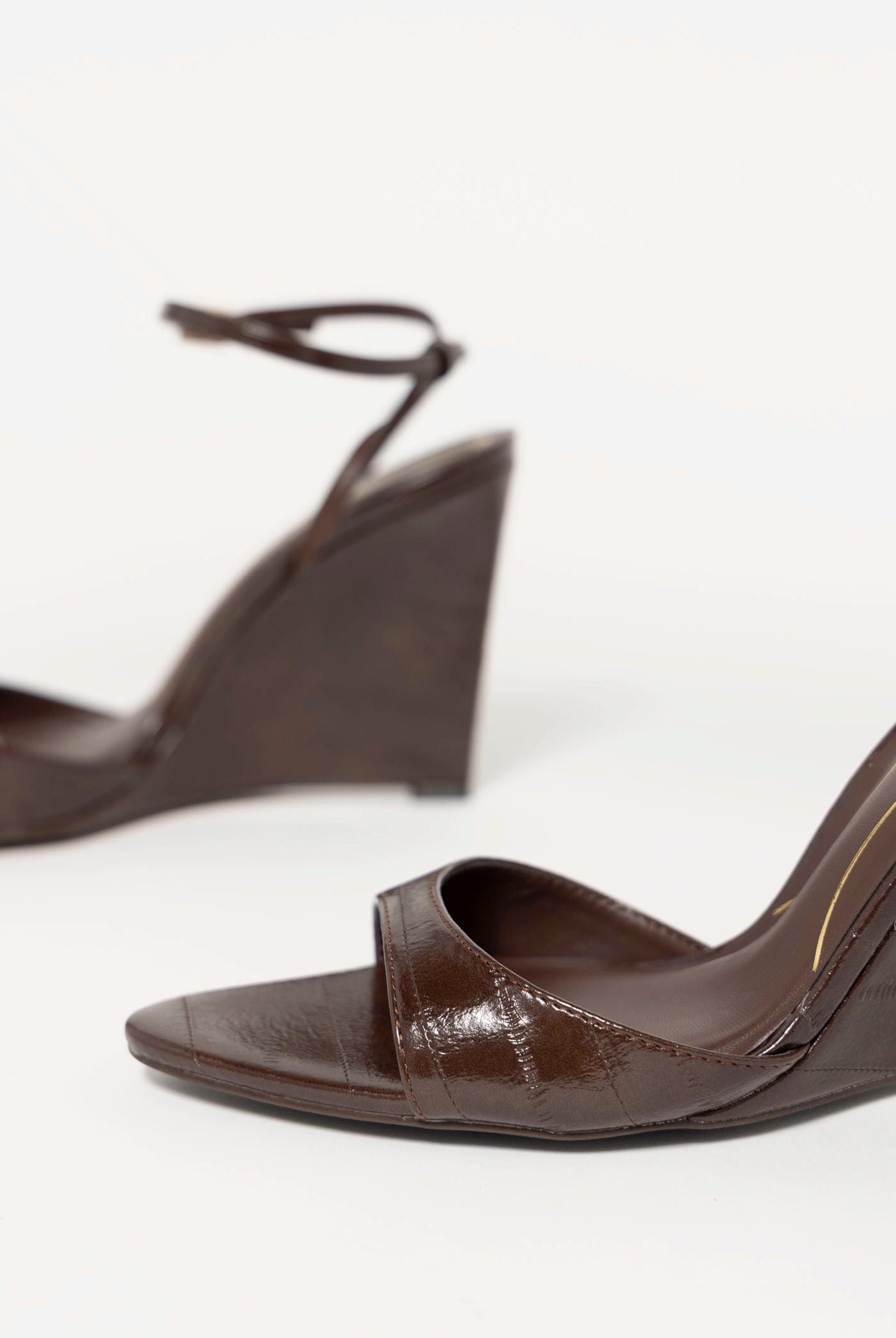 swatch_Brown utmost wedge sandal