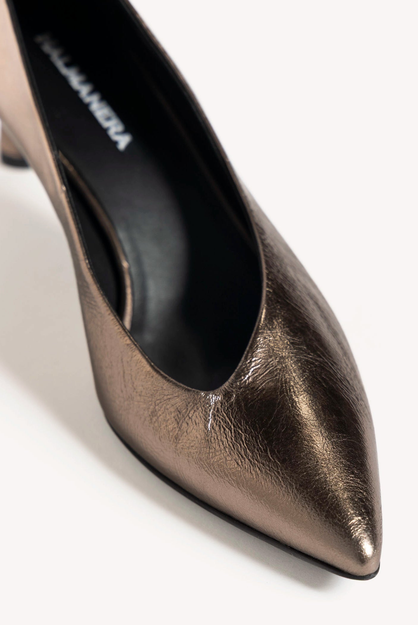 swatch_Bronze leather gil pump