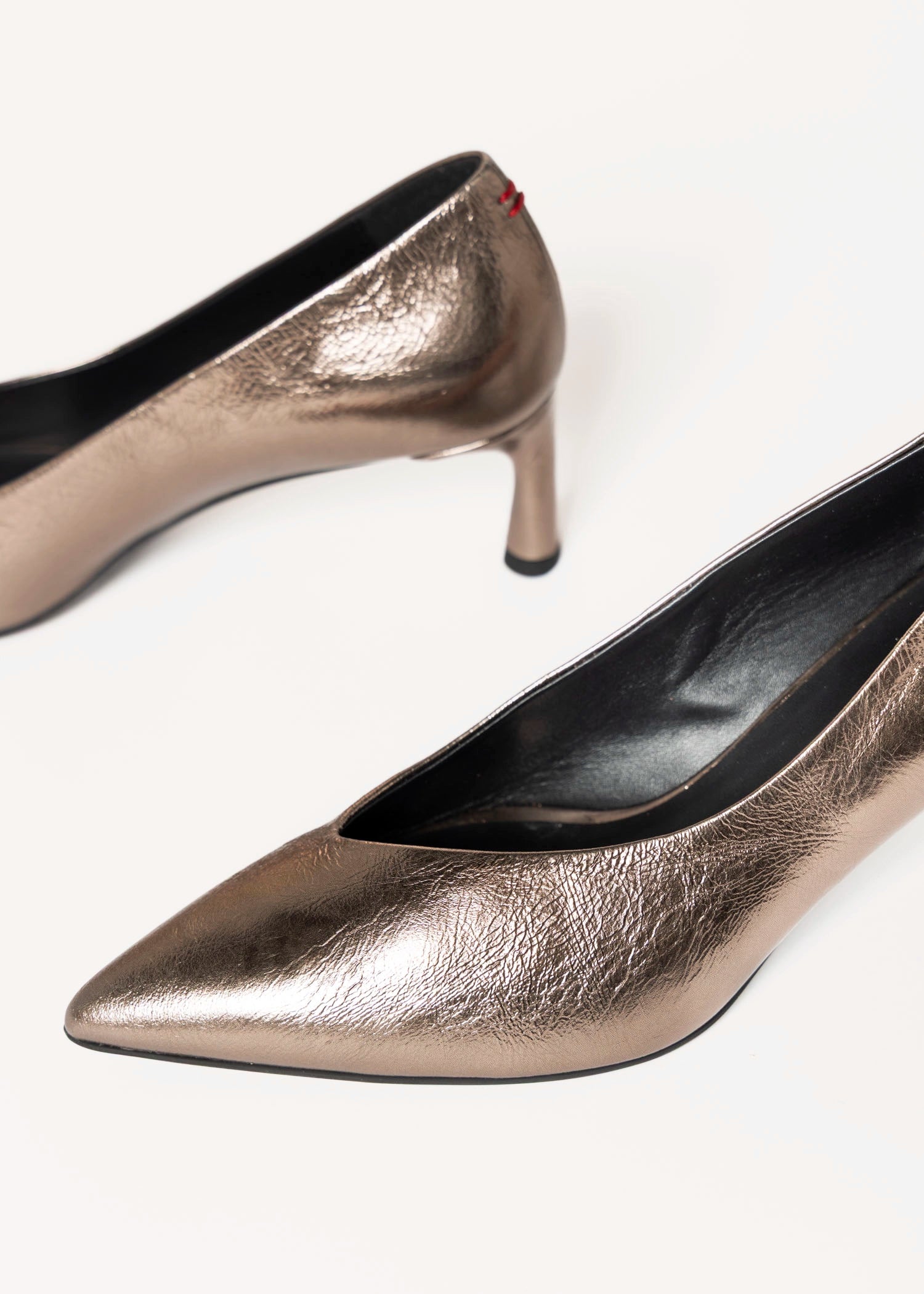 swatch_Bronze leather gil pump