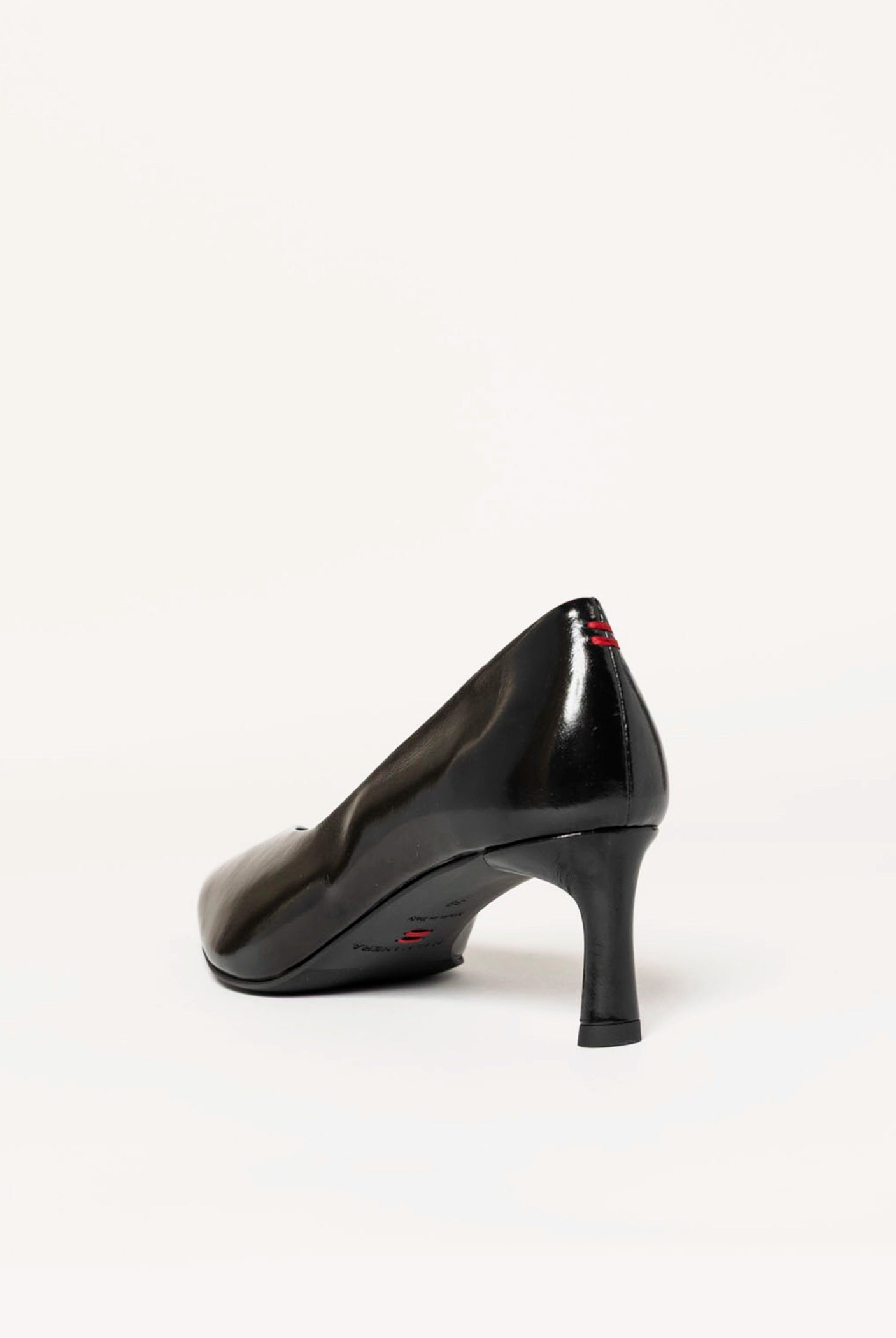 swatch_Black Patent gil pump