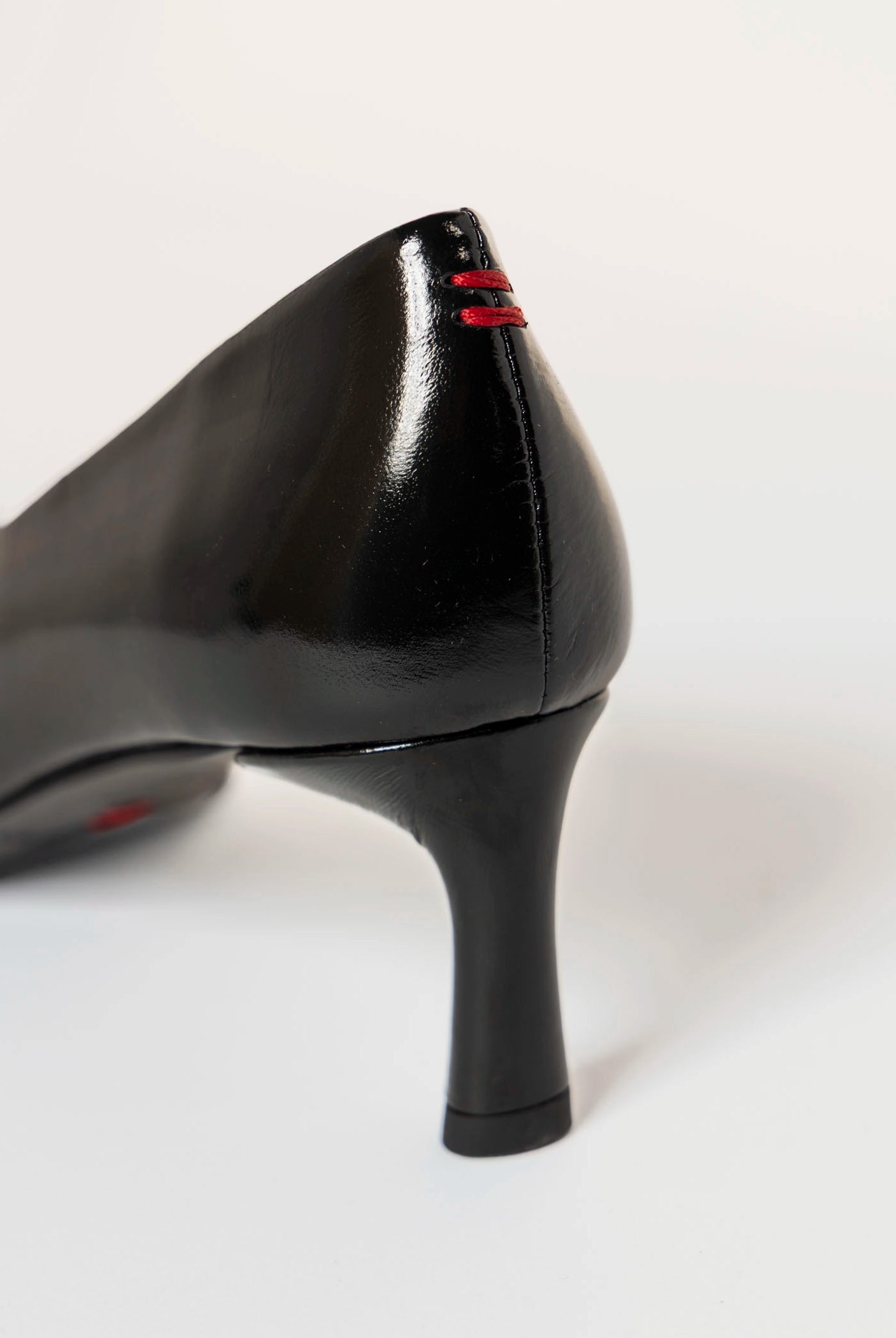 swatch_Black Patent gil pump