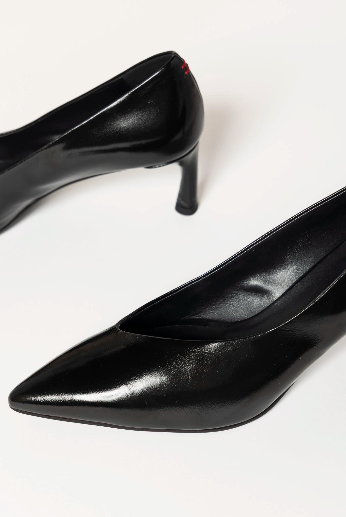 swatch_Black Patent gil pump