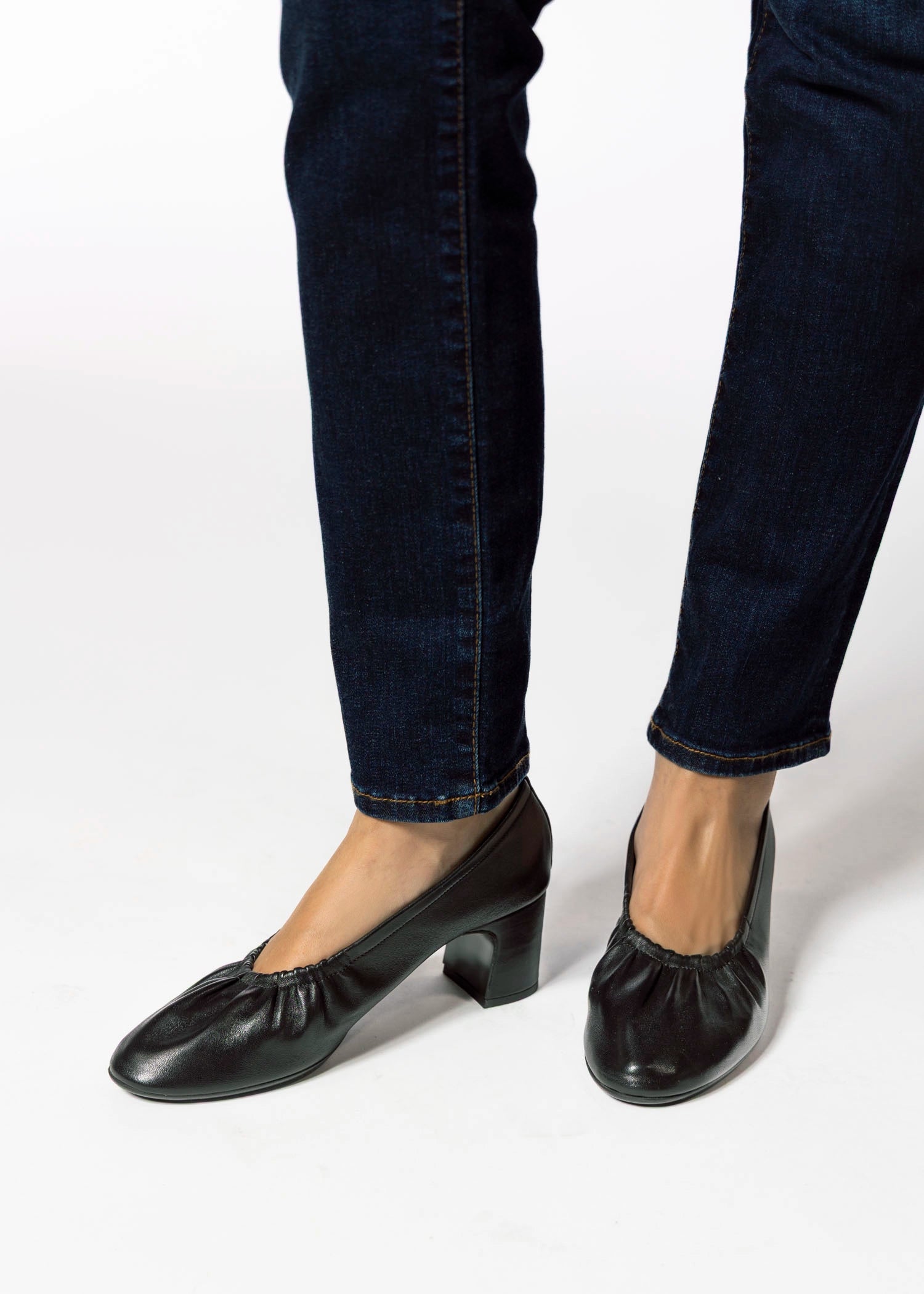 swatch_Black Leather ruched pump shoes