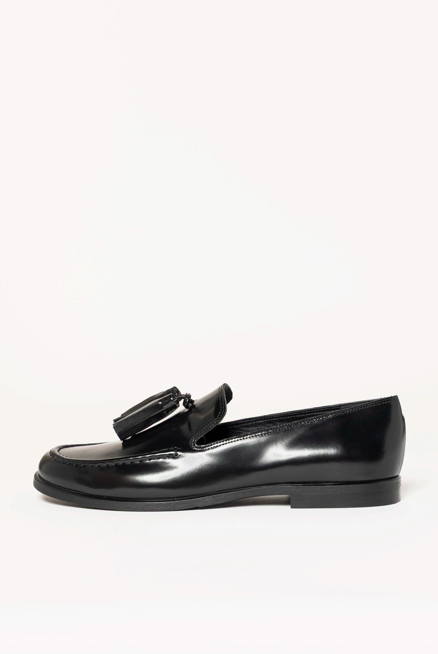 swatch_black leather tassel loafer