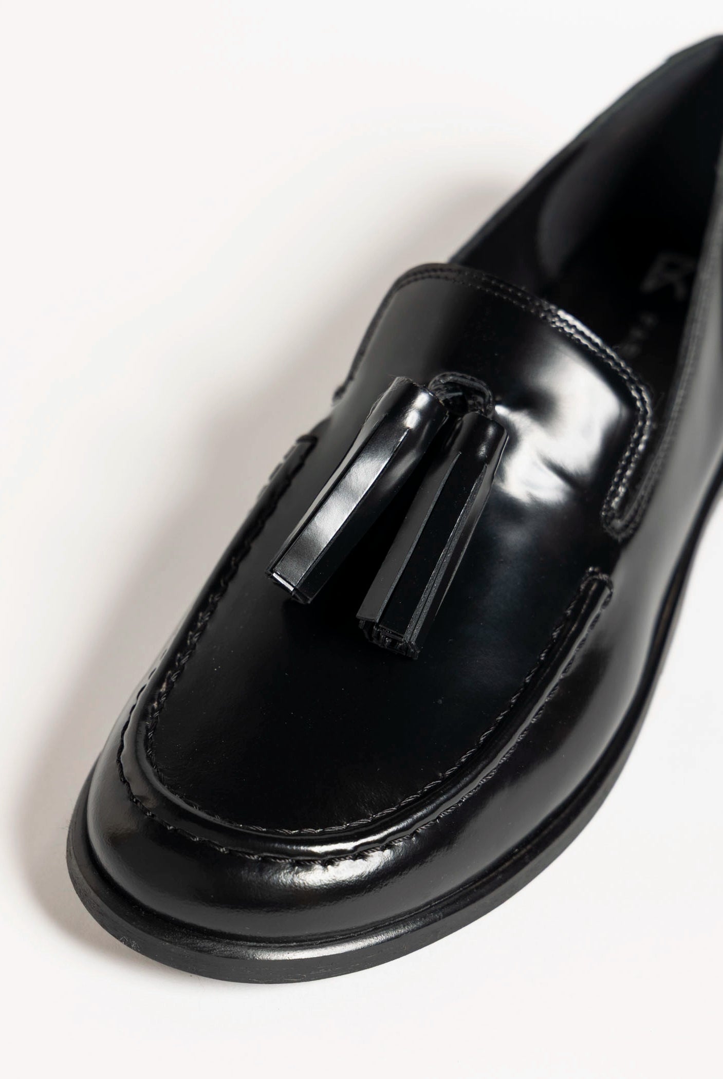 swatch_black leather tassel loafer