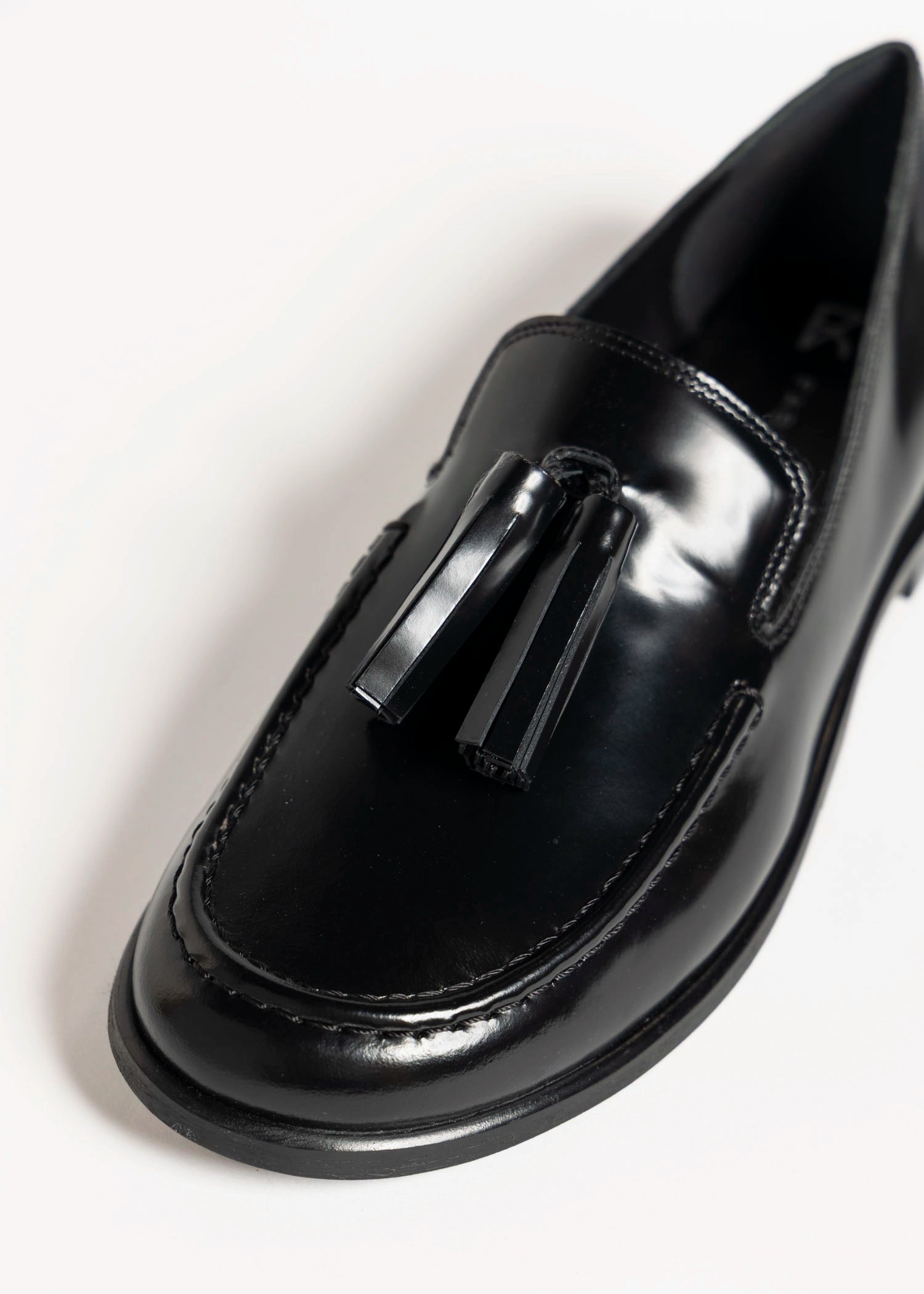 swatch_black leather tassel loafer