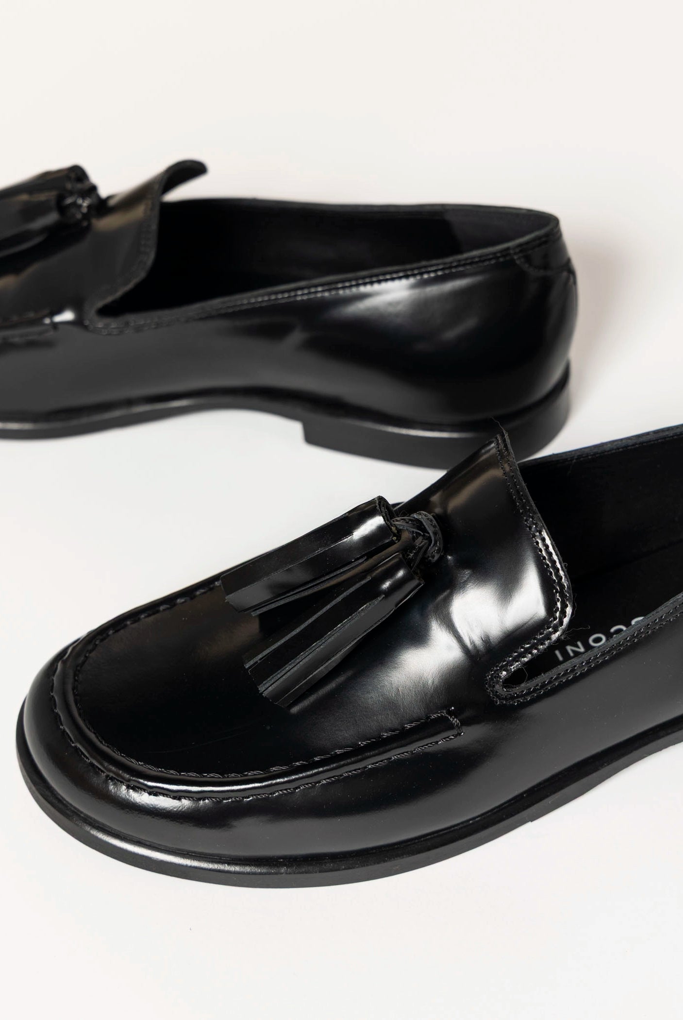swatch_black leather tassel loafer