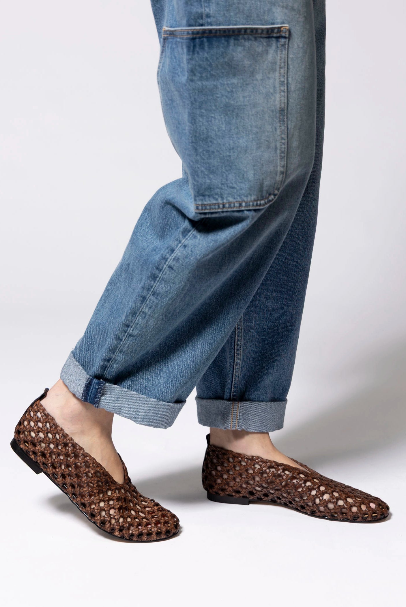 swatch_Chocolate Leather tony bianco Cheeky woven flat