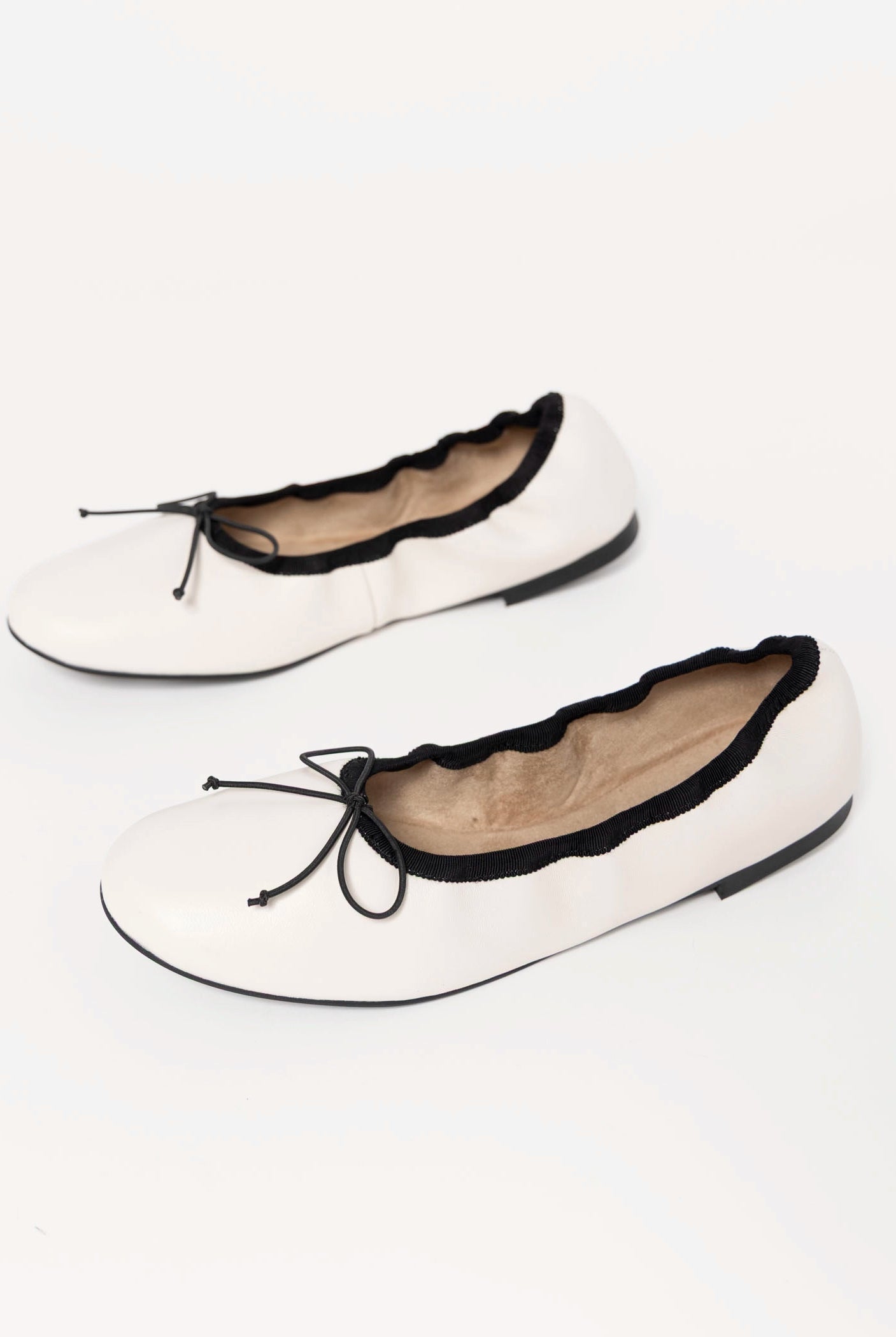 swatch_Dove Leather tony bianco chelsea ballet flat