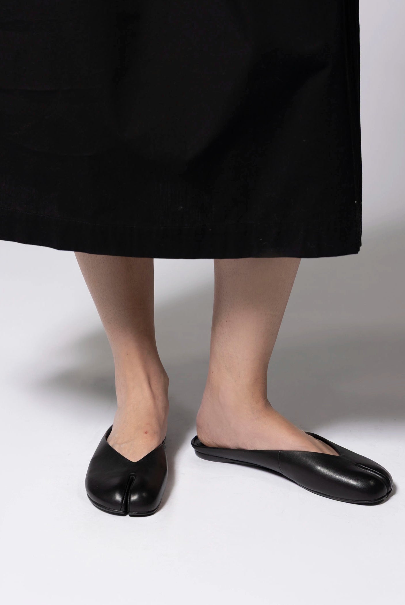 swatch_Black Leather jeffrey campbell cabalina tabi mule