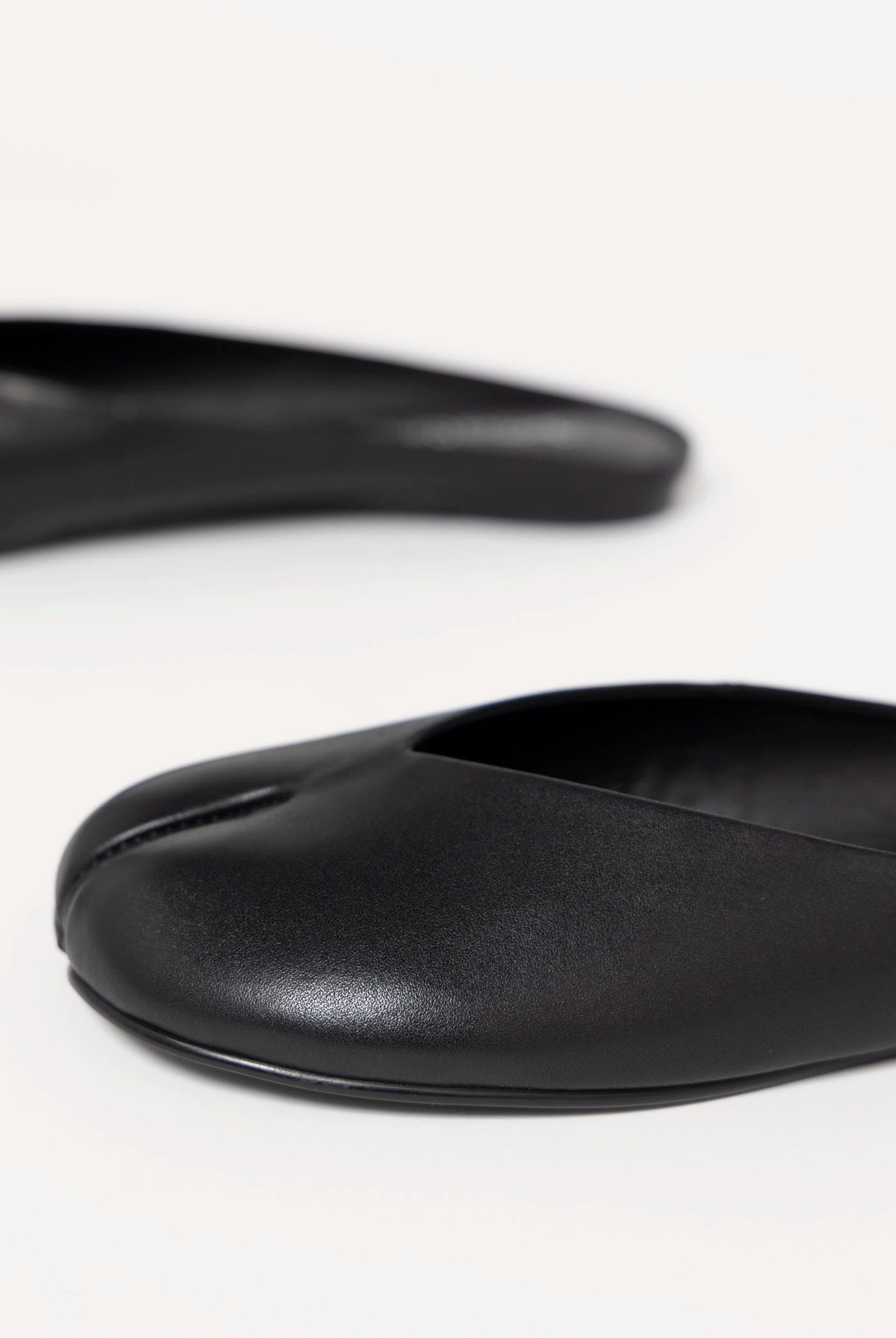 swatch_Black Leather jeffrey campbell cabalina tabi mule