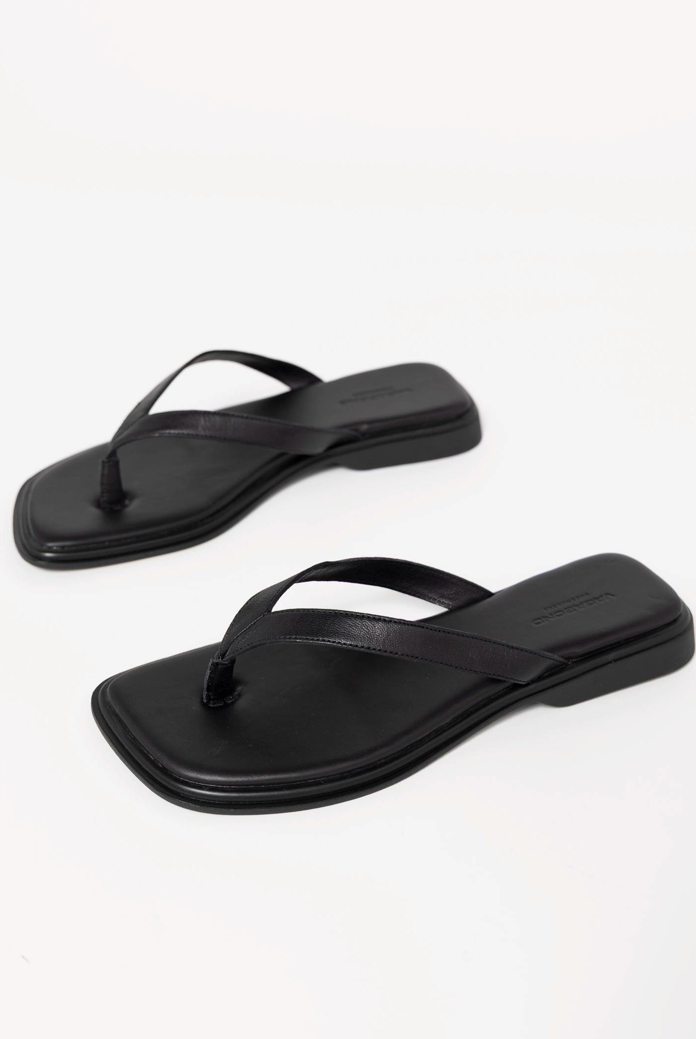 swatch_Black Leather vagabond izzy thong sandals