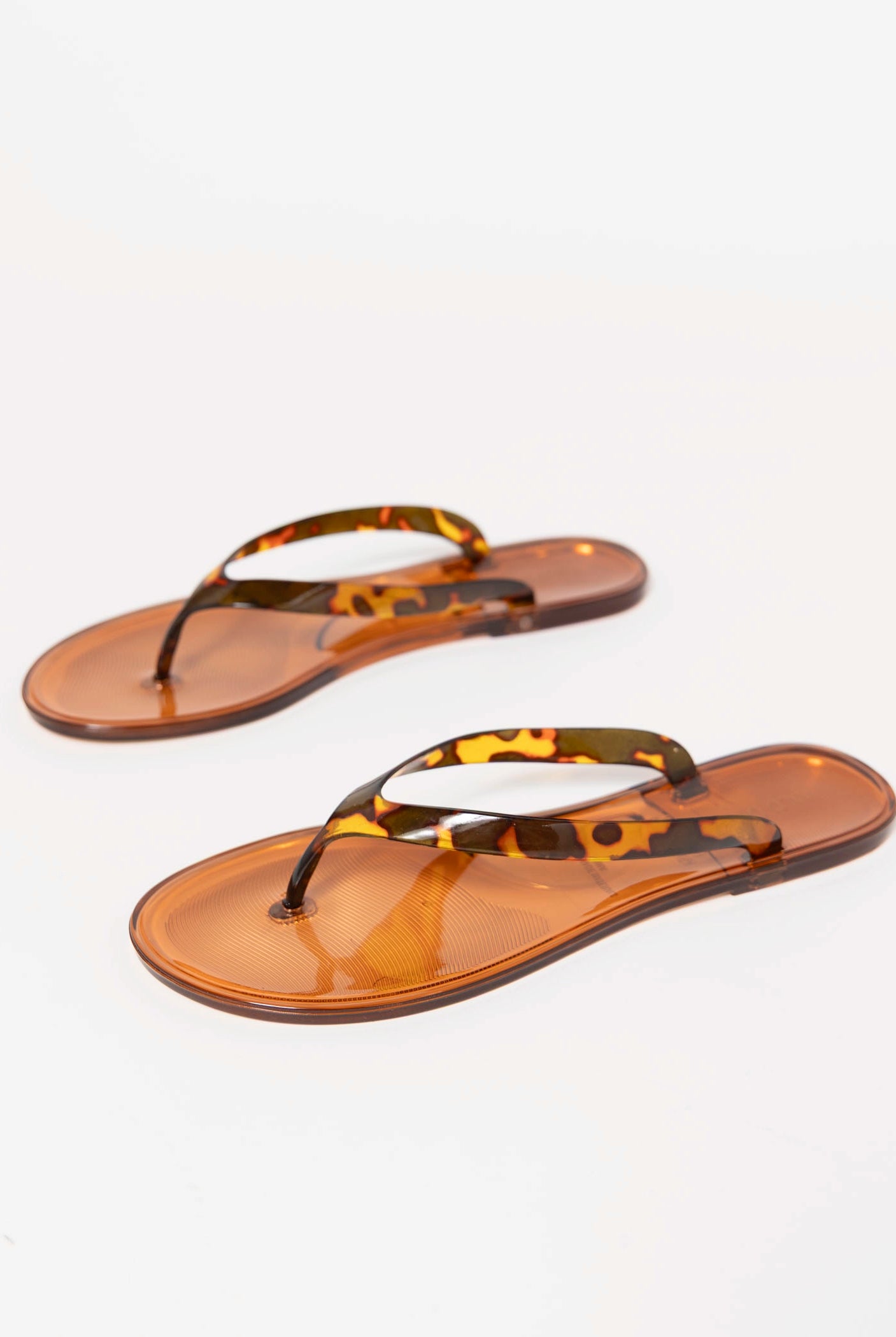 swatch_Tortoise jolie jelly thong sandal