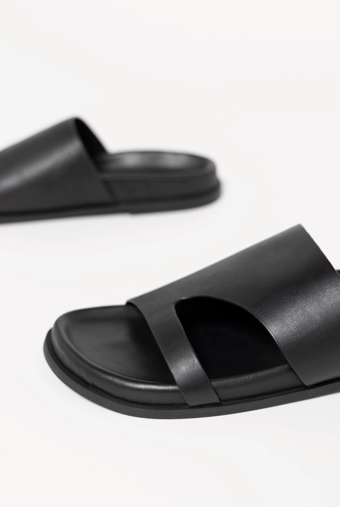 swatch_Black Leather matisse tanner slide sandal