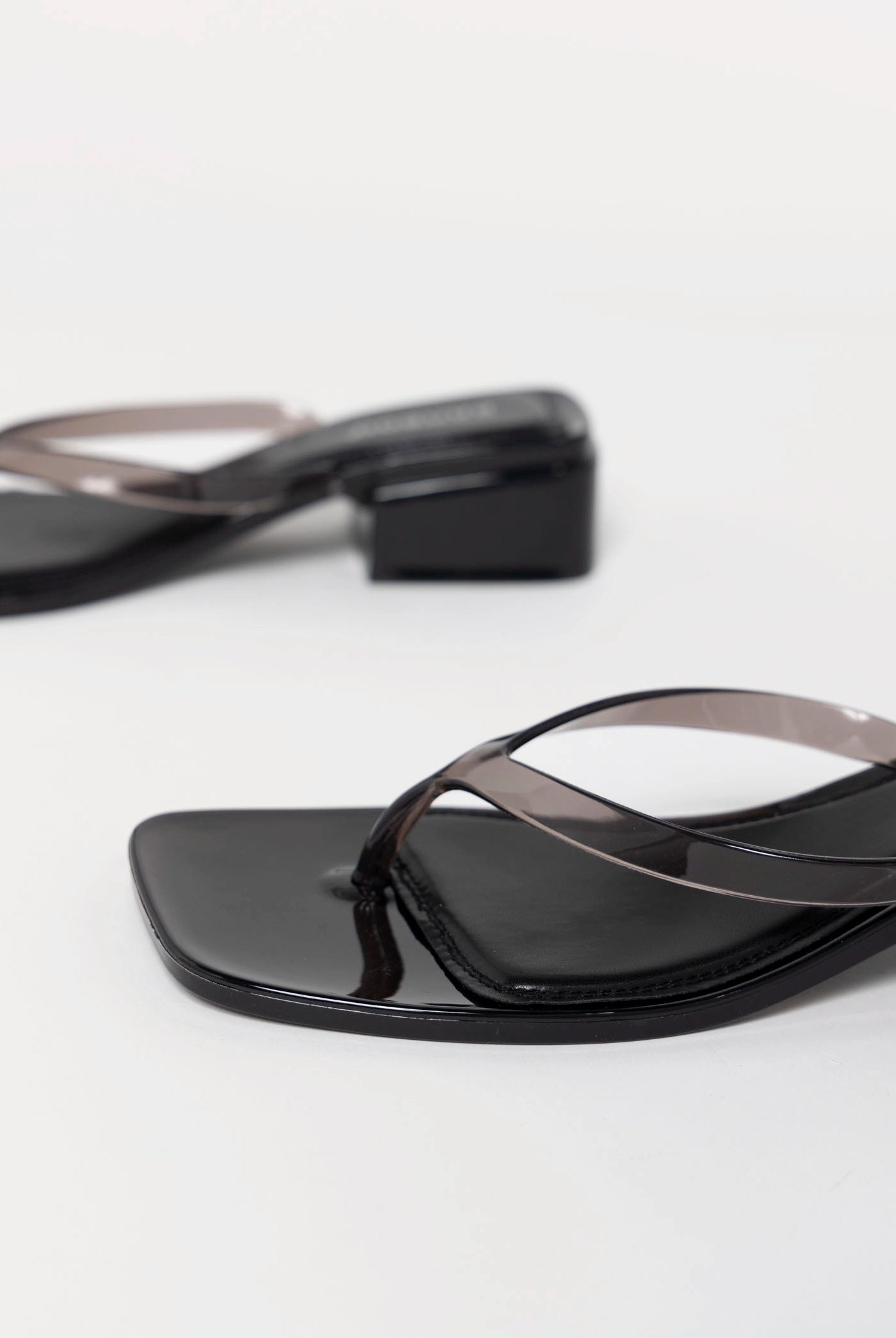 swatch_Smoke britney jelly thong sandal