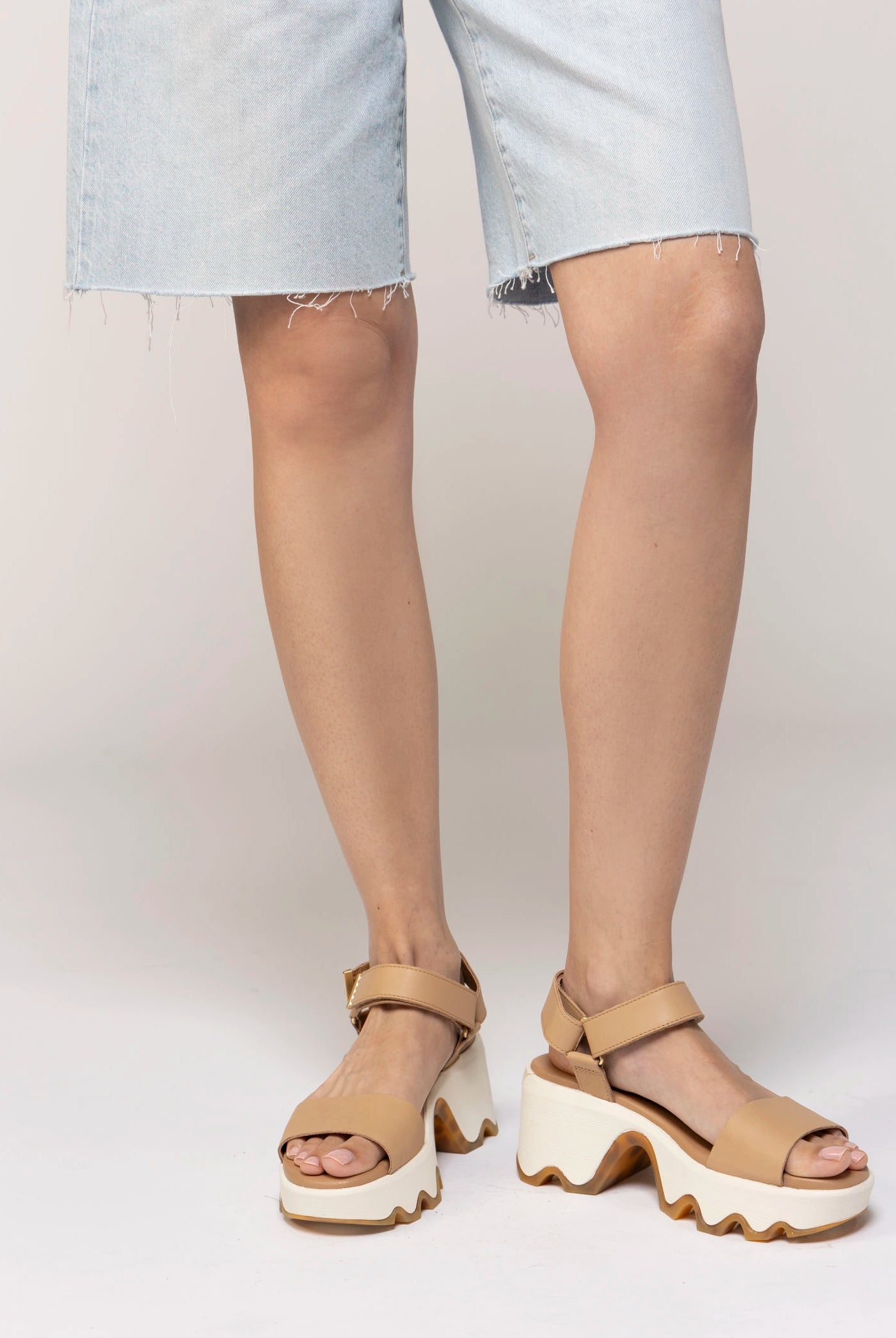 swatch_Beige sorel kinetic aura sandals