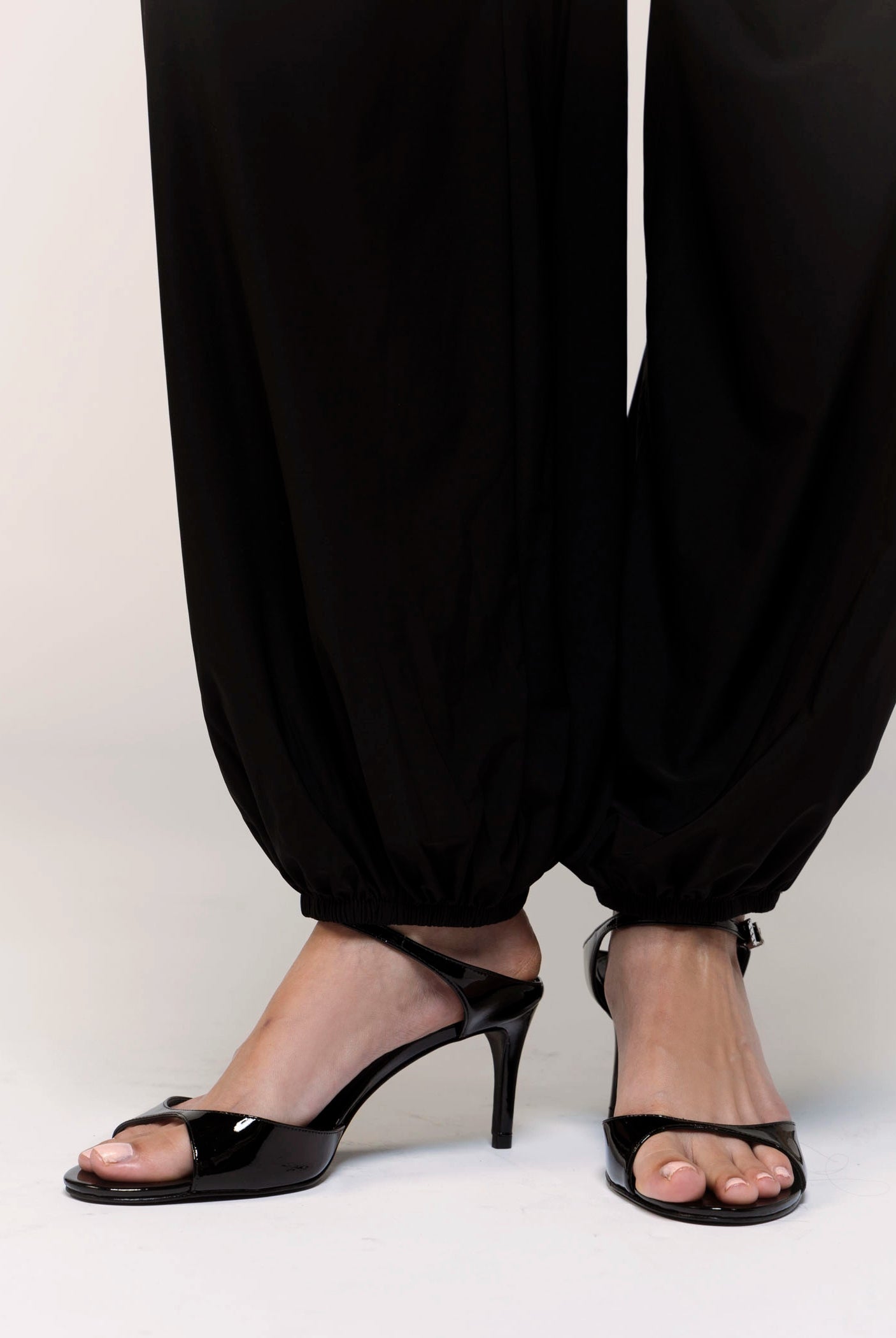 swatch_Black Patent schutz lyra-mid heeled sandal