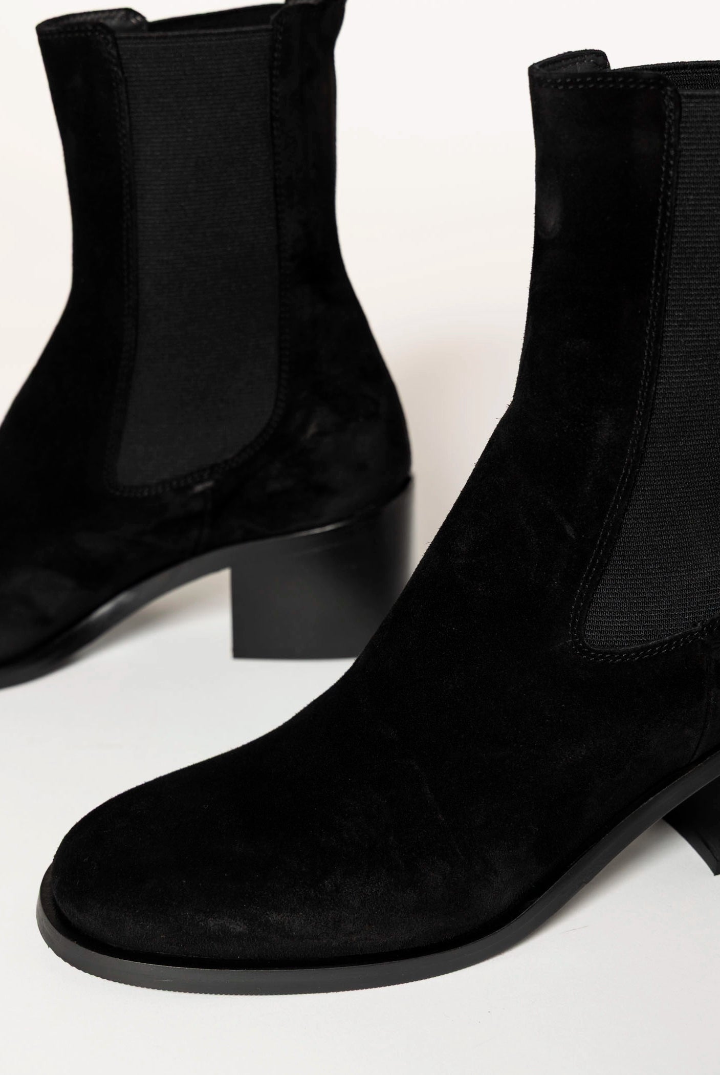 swatch_Black Suede heeled chelsea boot