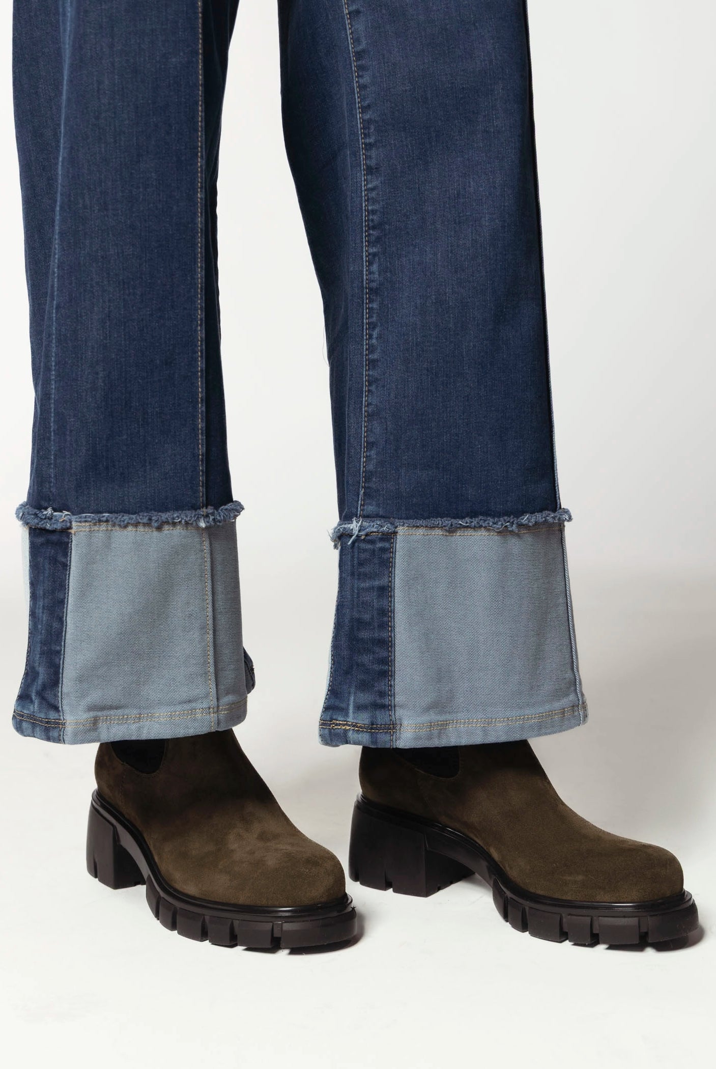 swatch_Forest Suede lug sole chelsea boot