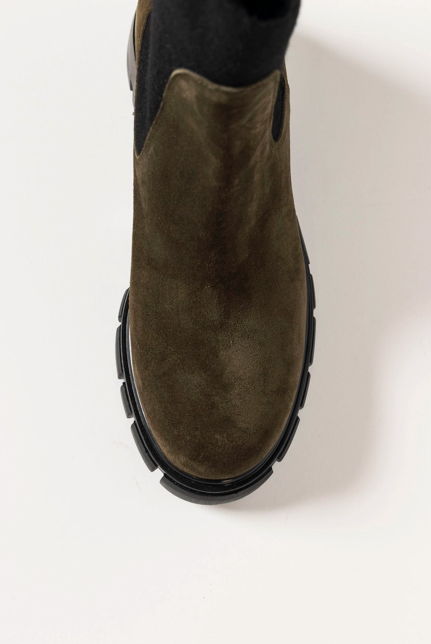 swatch_Forest Suede lug sole chelsea boot