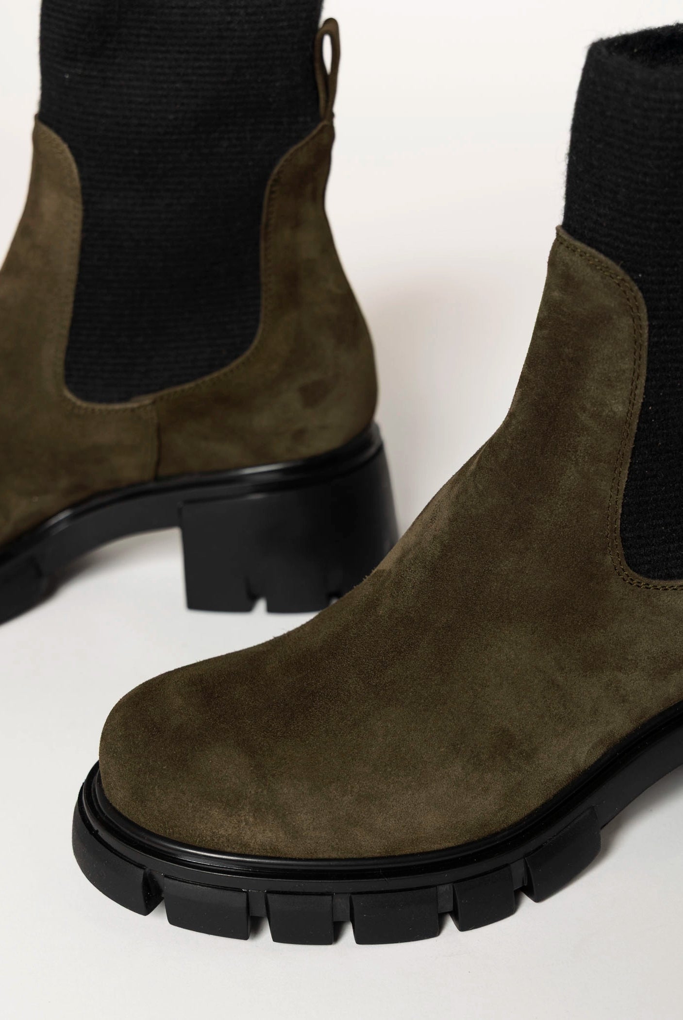 swatch_Forest Suede lug sole chelsea boot