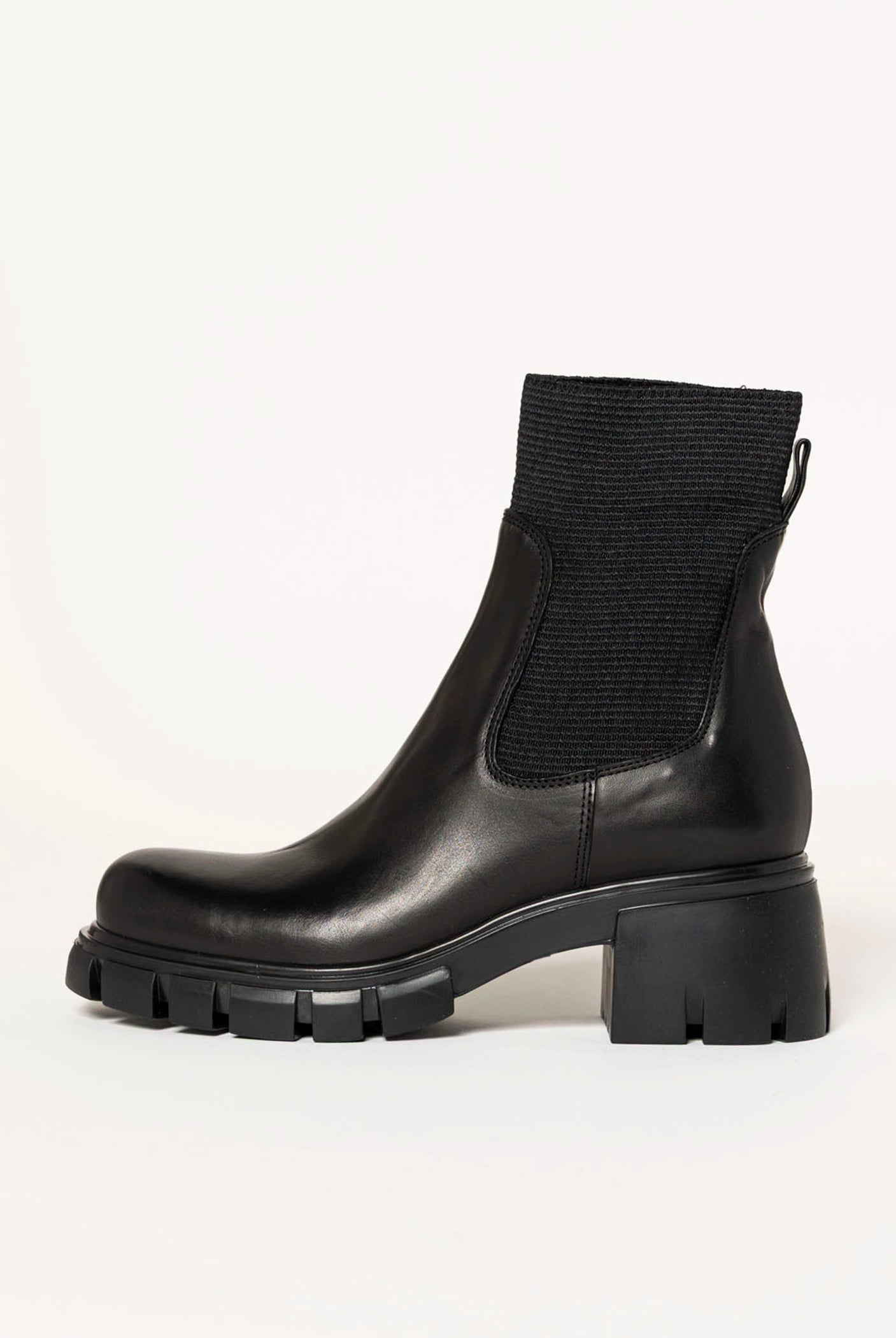 swatch_Black Leather lug sole chelsea boot