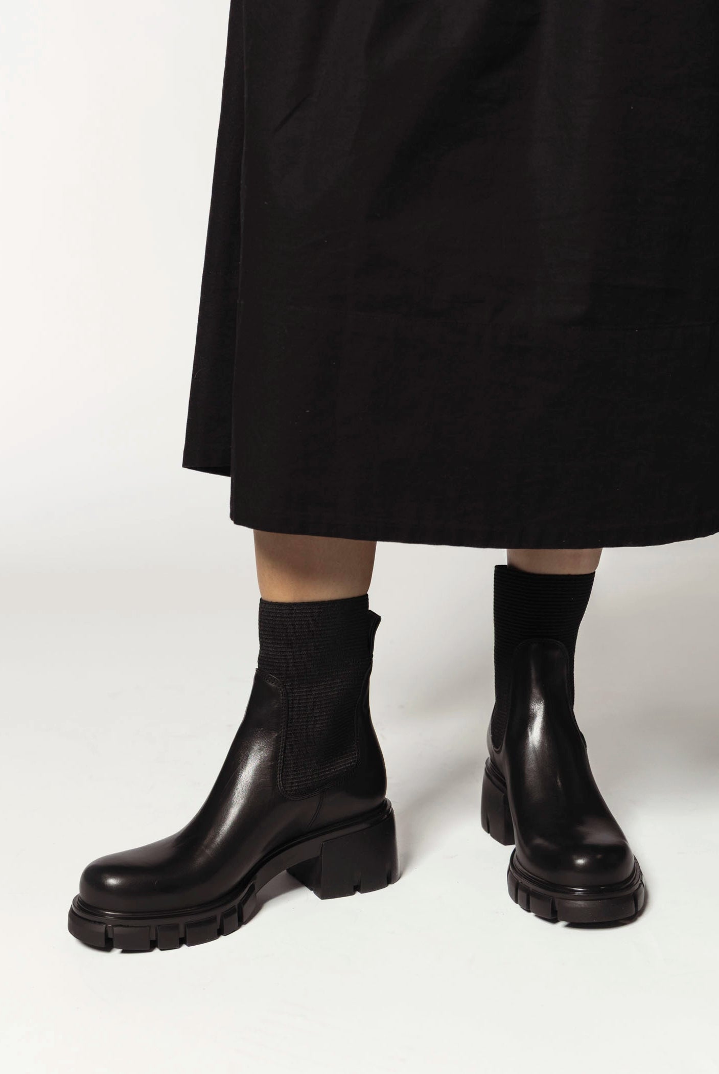 swatch_Black Leather lug sole chelsea boot