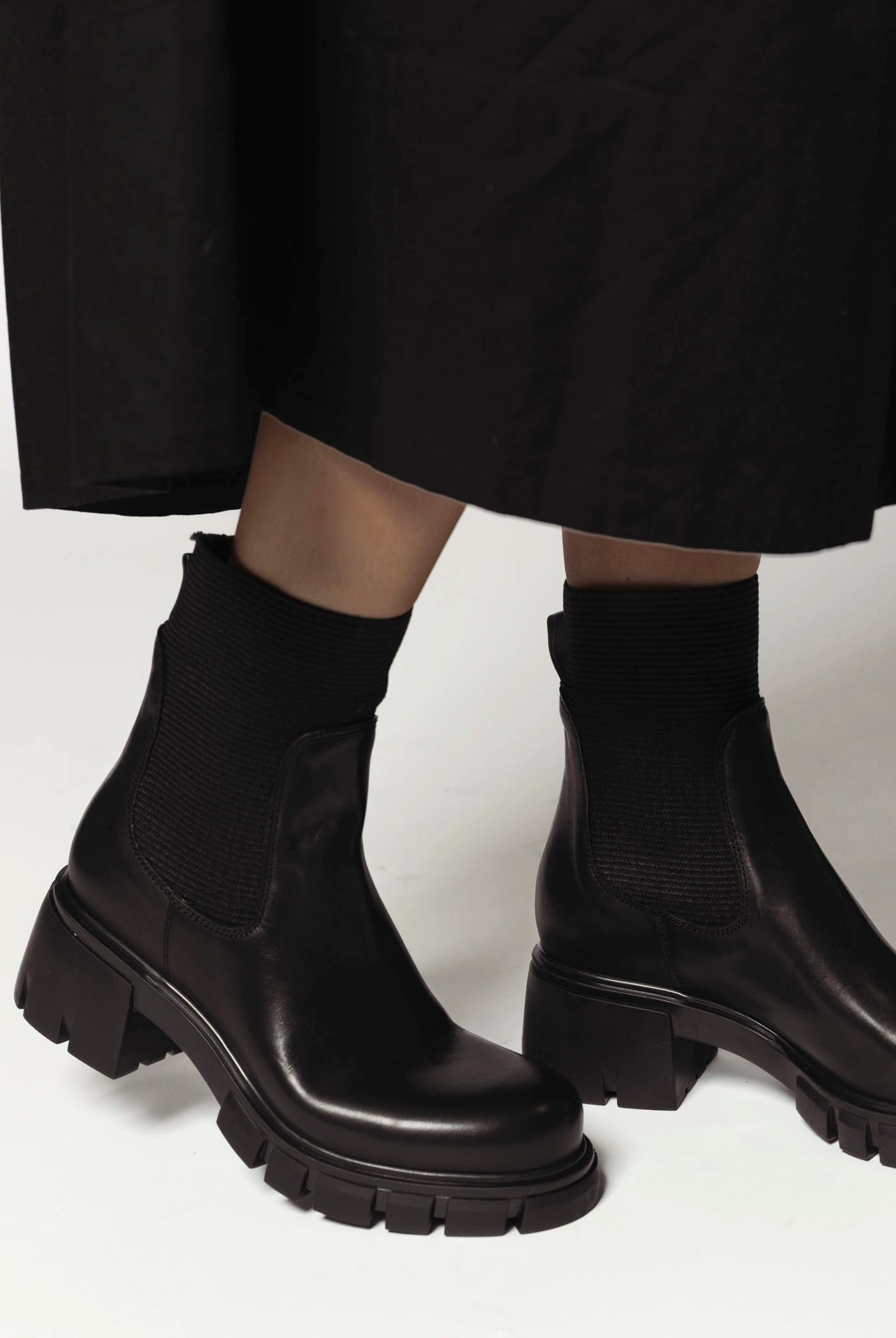 swatch_Black Leather lug sole chelsea boot