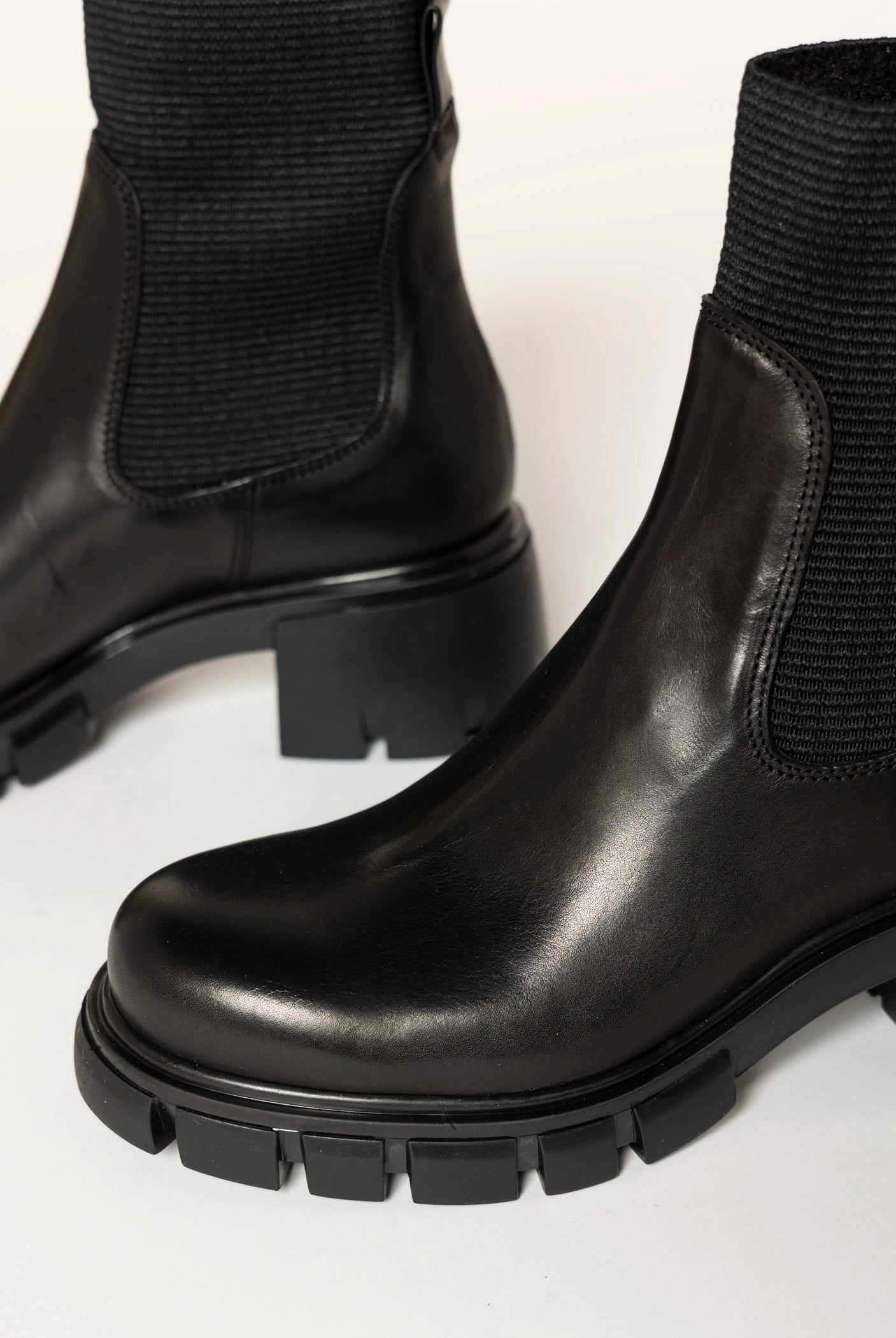 swatch_Black Leather lug sole chelsea boot