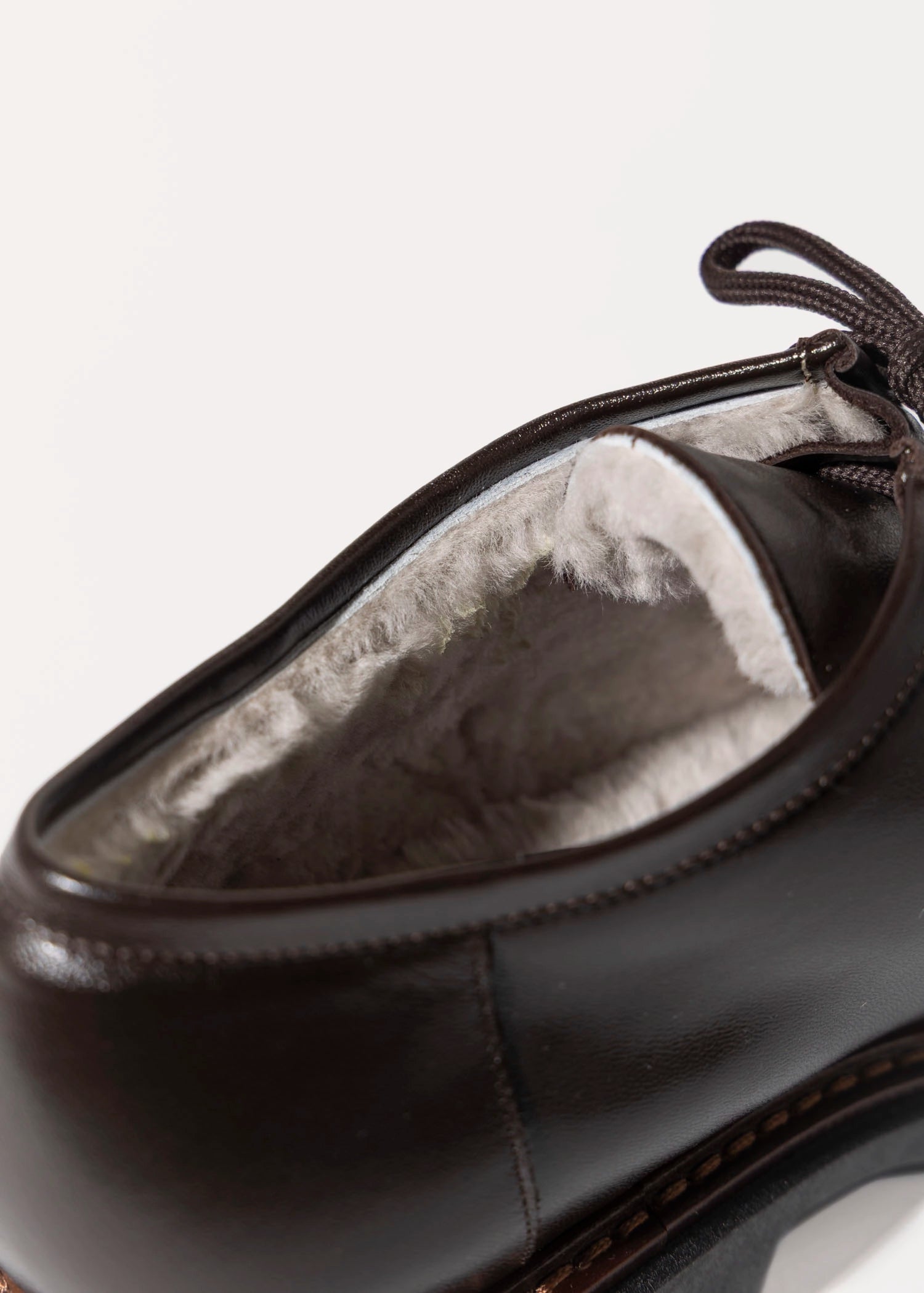 swatch_Dark Brown Leather Shearling line wallabe