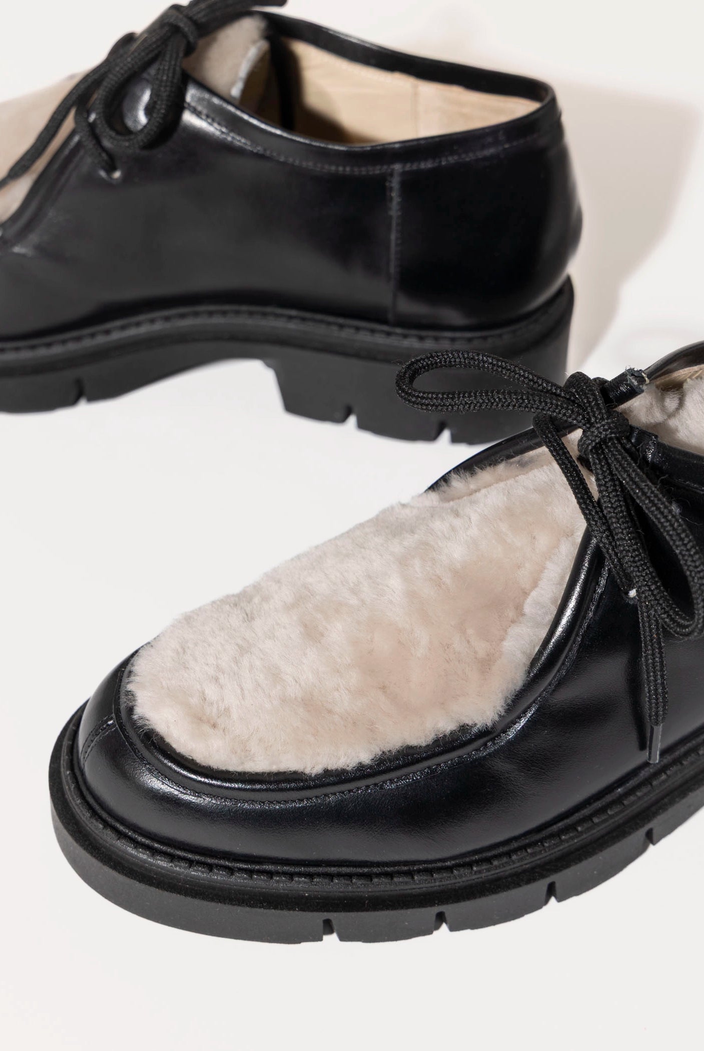 swatch_Black Leather shearling wallabe