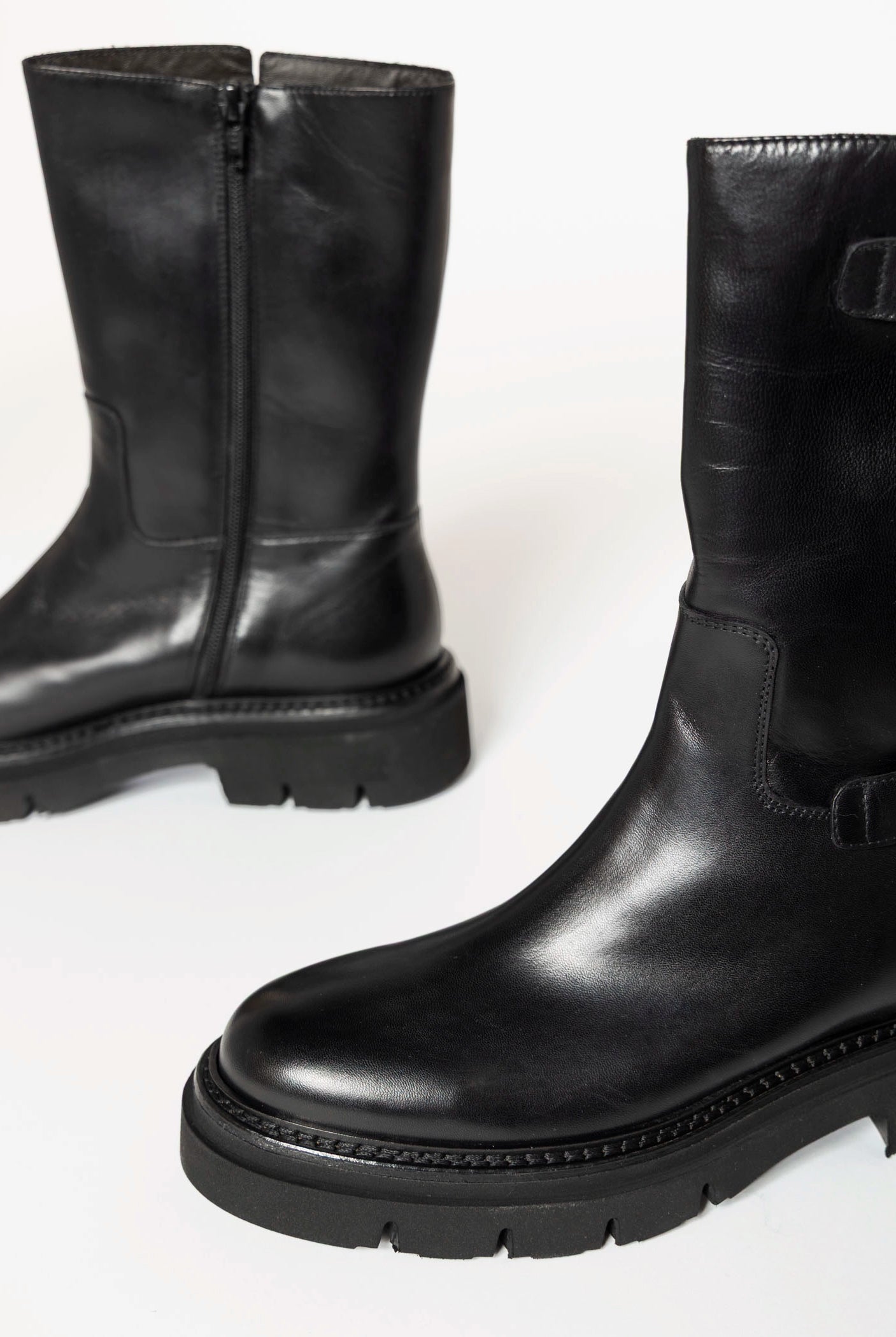 swatch_Black Leather moto boot