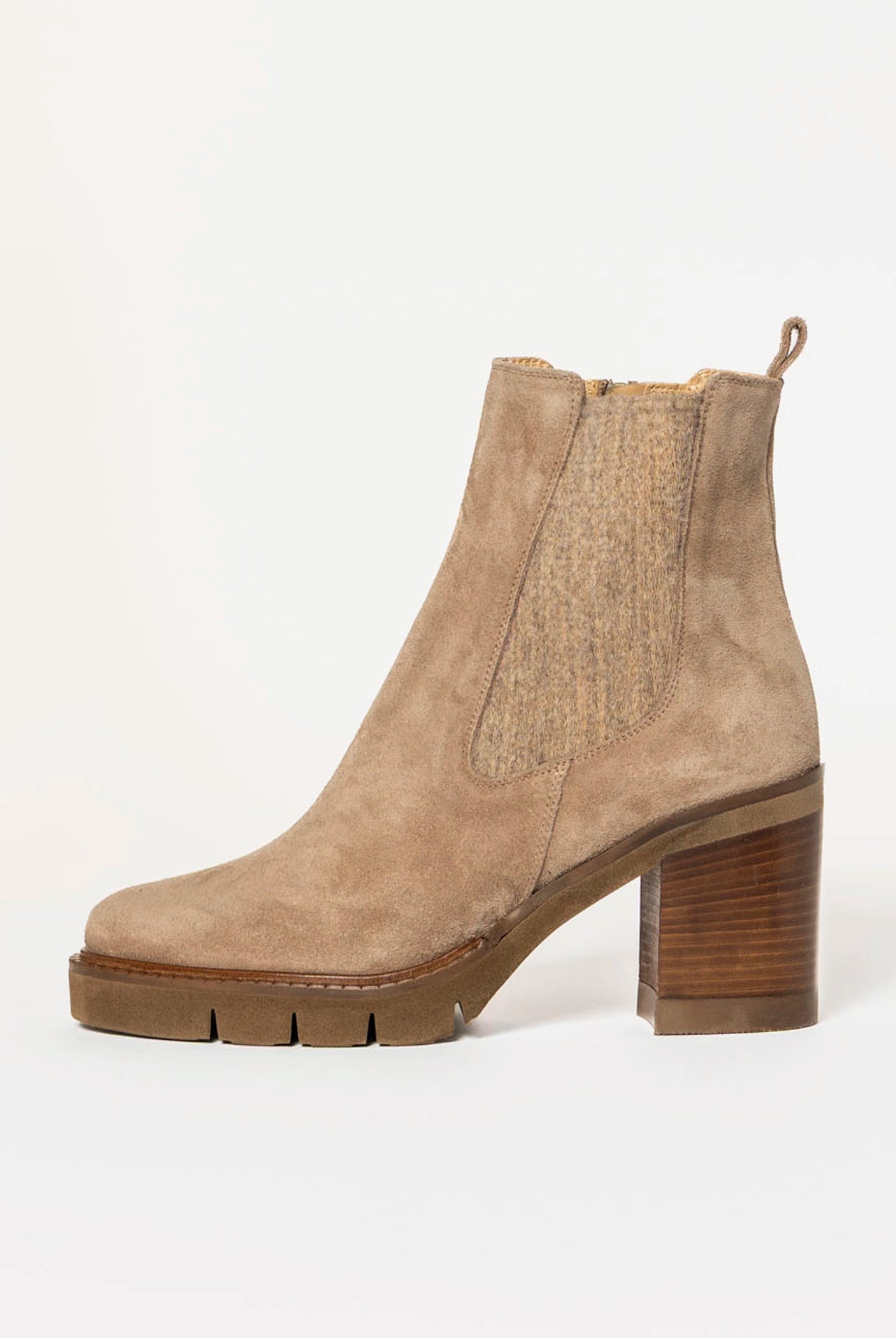 swatch_Sand Suede heeled chelsea boot