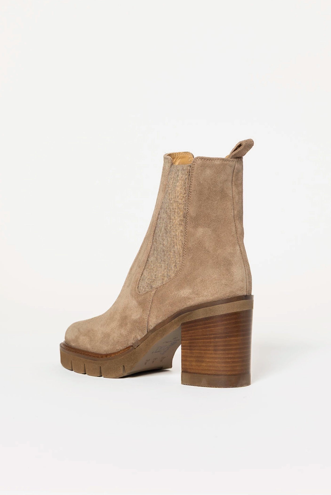 swatch_Sand Suede heeled chelsea boot