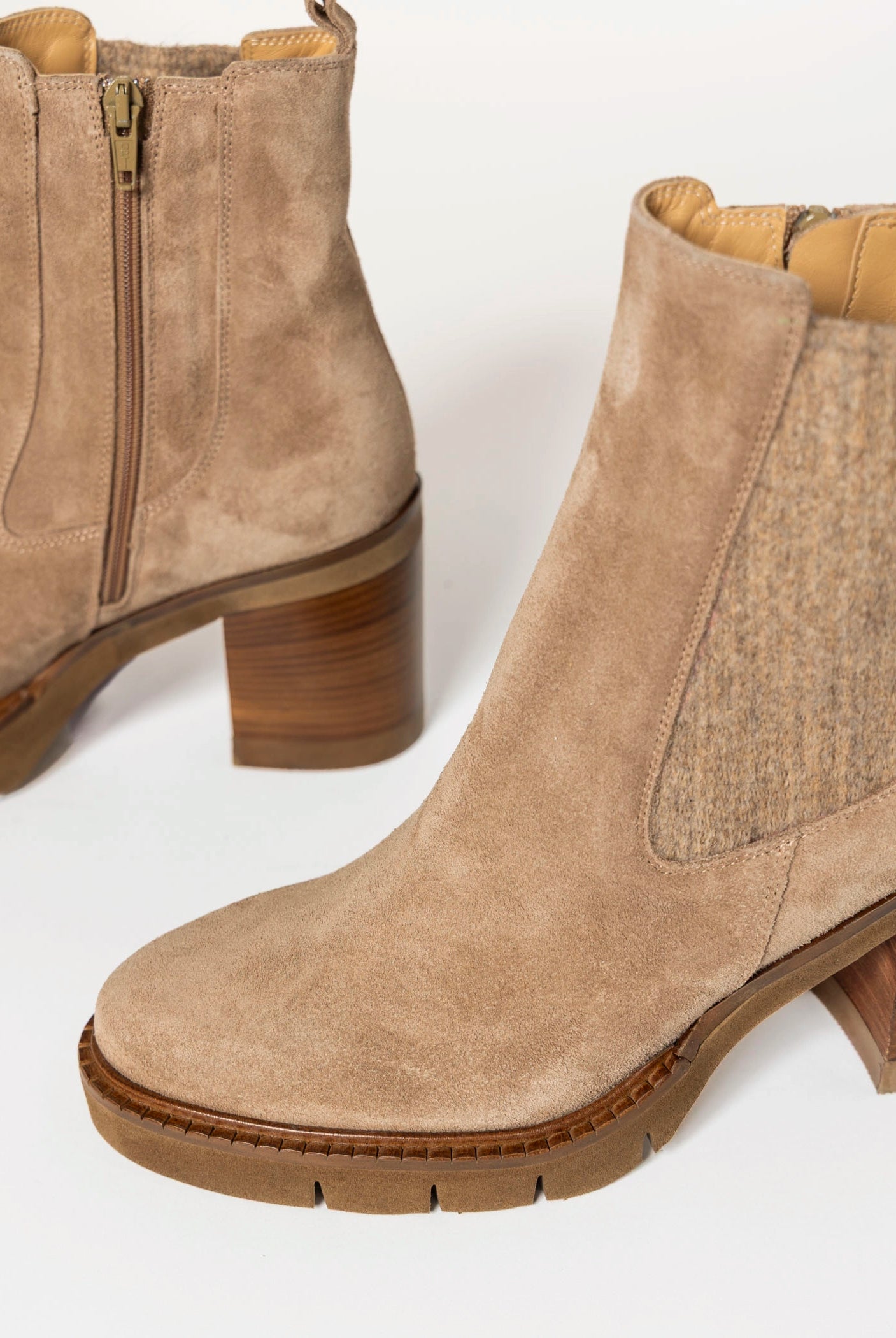 swatch_Sand Suede heeled chelsea boot