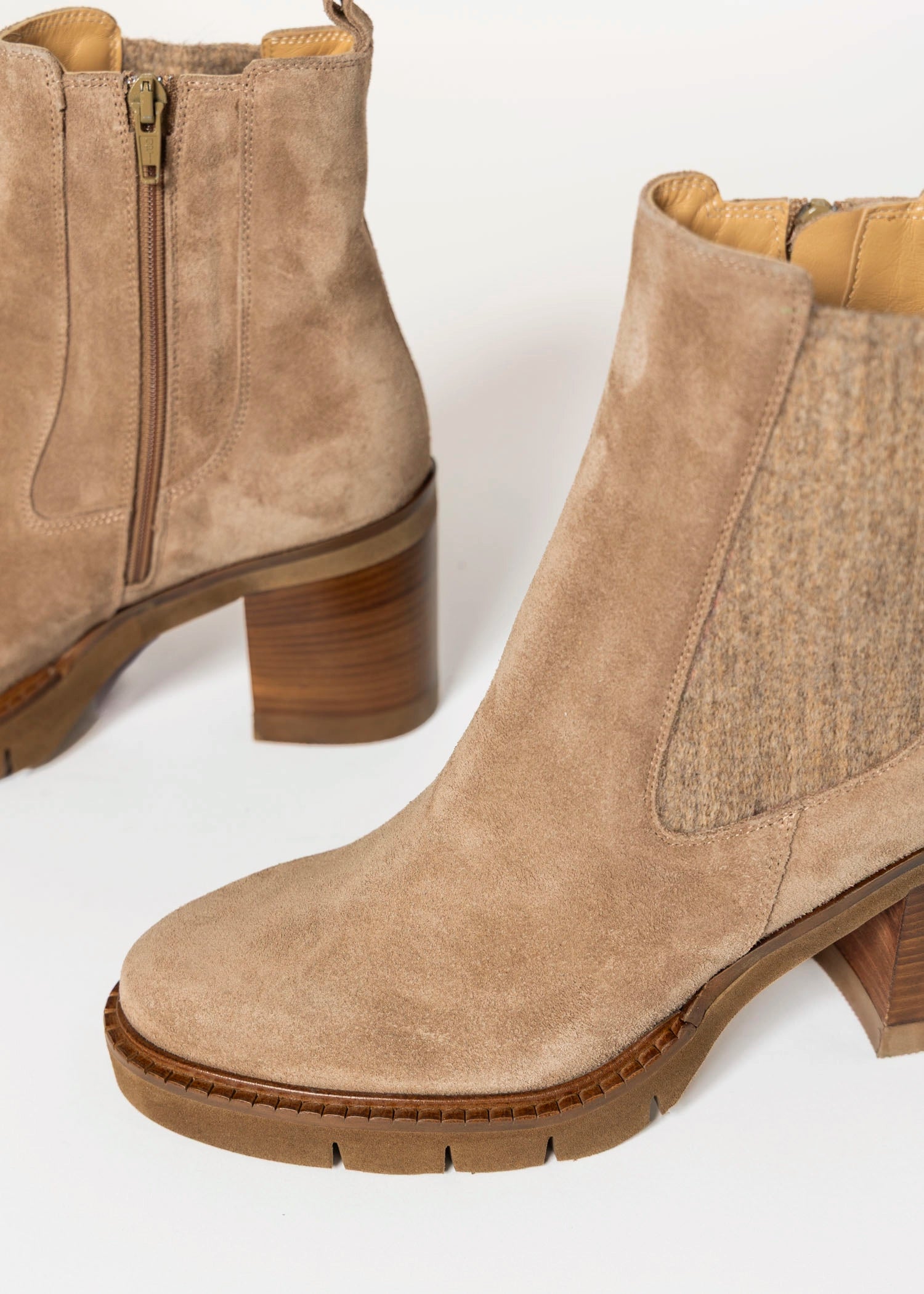 swatch_Sand Suede heeled chelsea boot