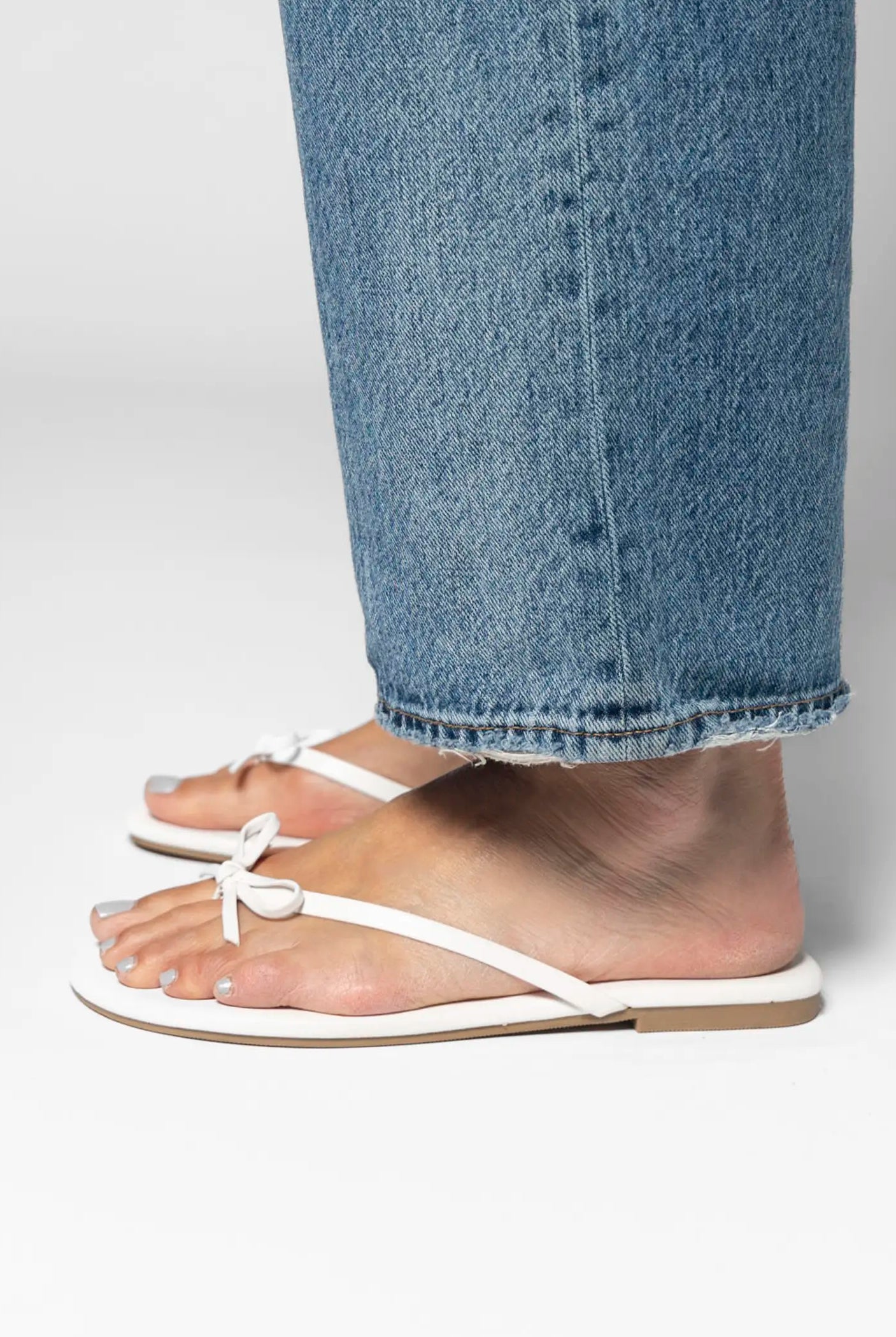 swatch_white wishlist flip flop flat sandals
