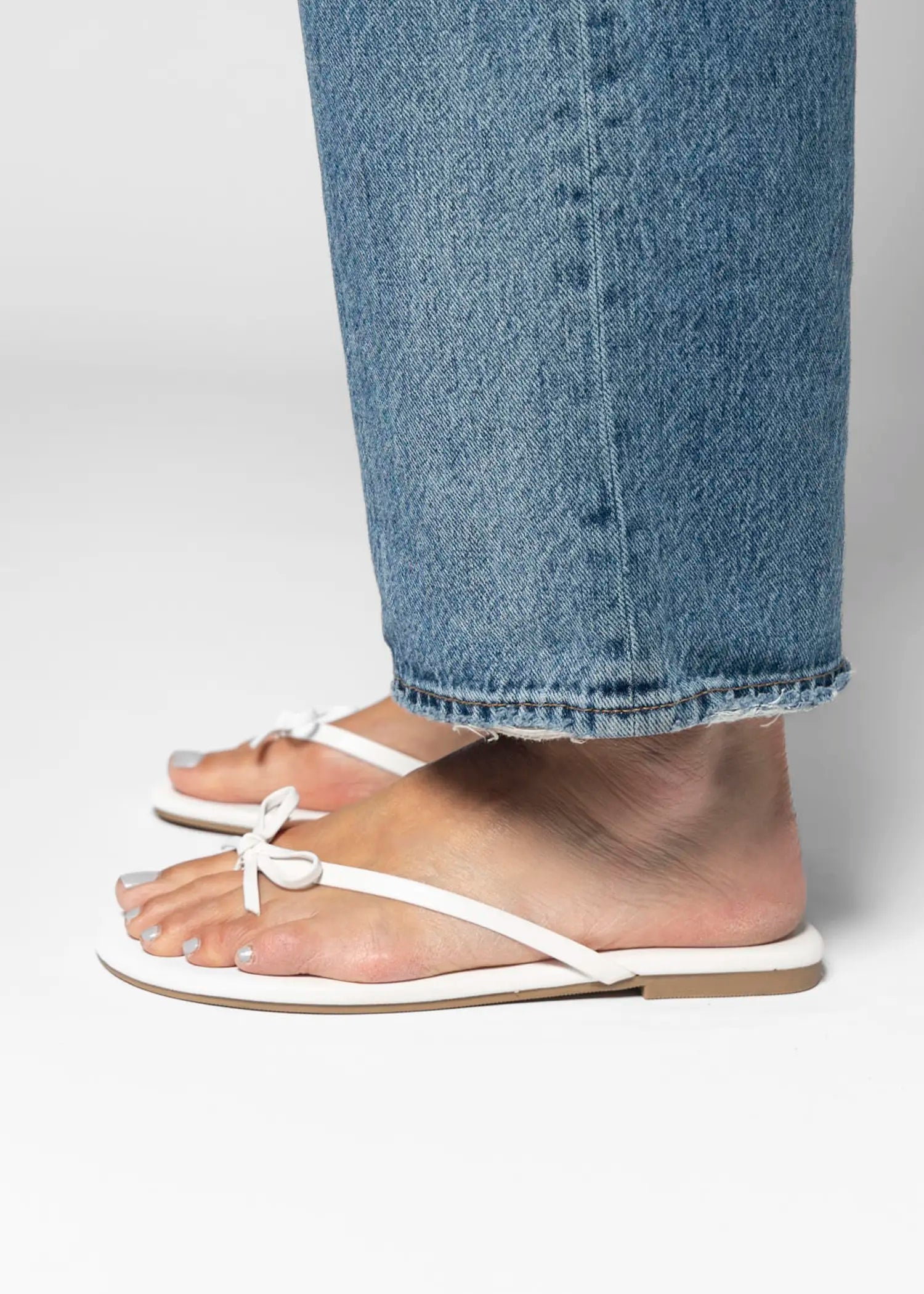 swatch_white wishlist flip flop flat sandals