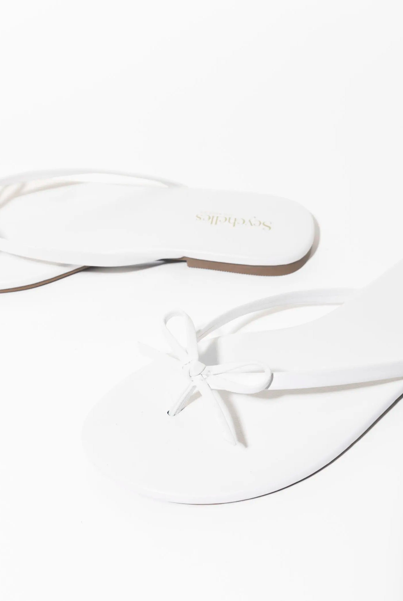 swatch_white wishlist flip flop flat sandals