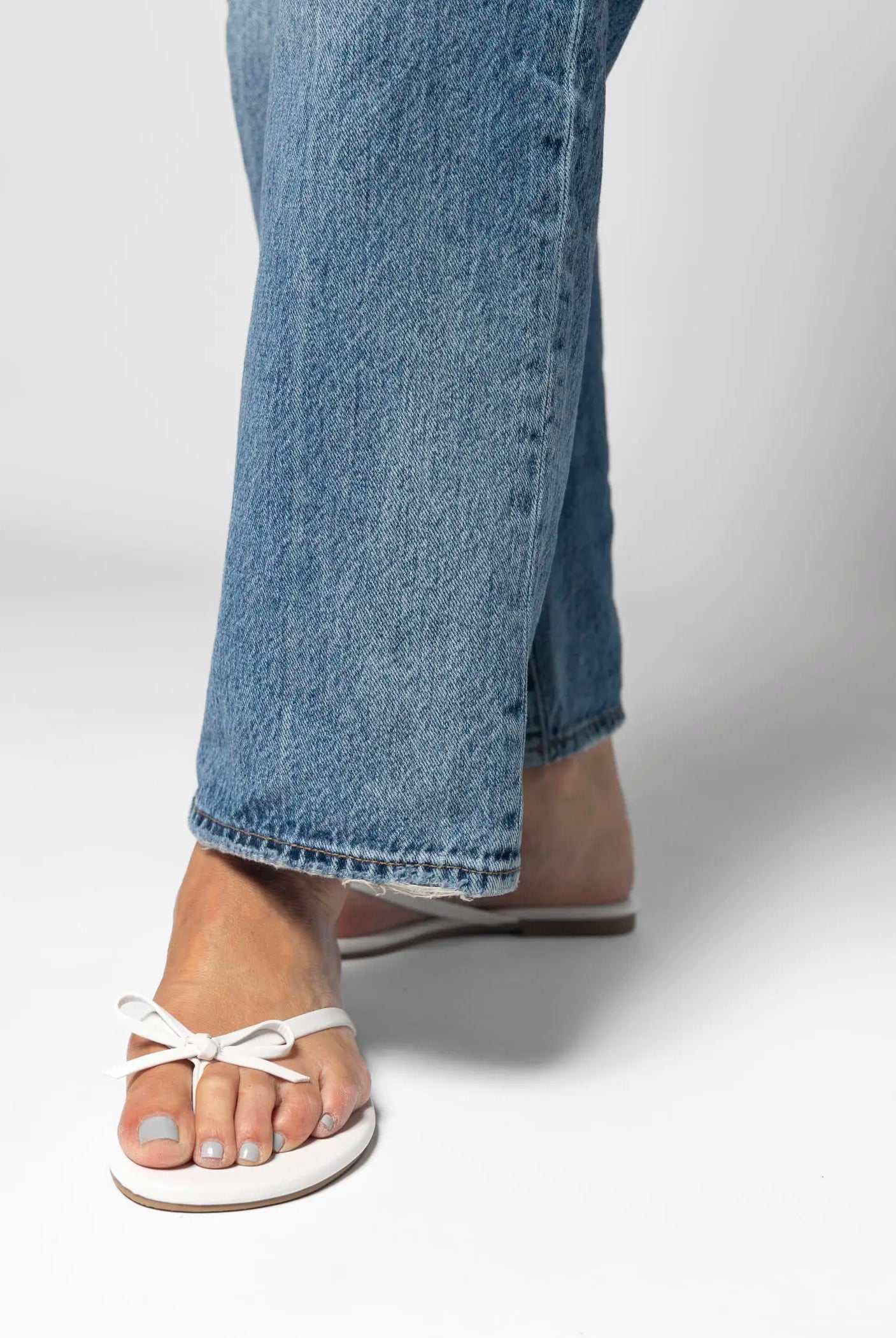 swatch_white wishlist flip flop flat sandals