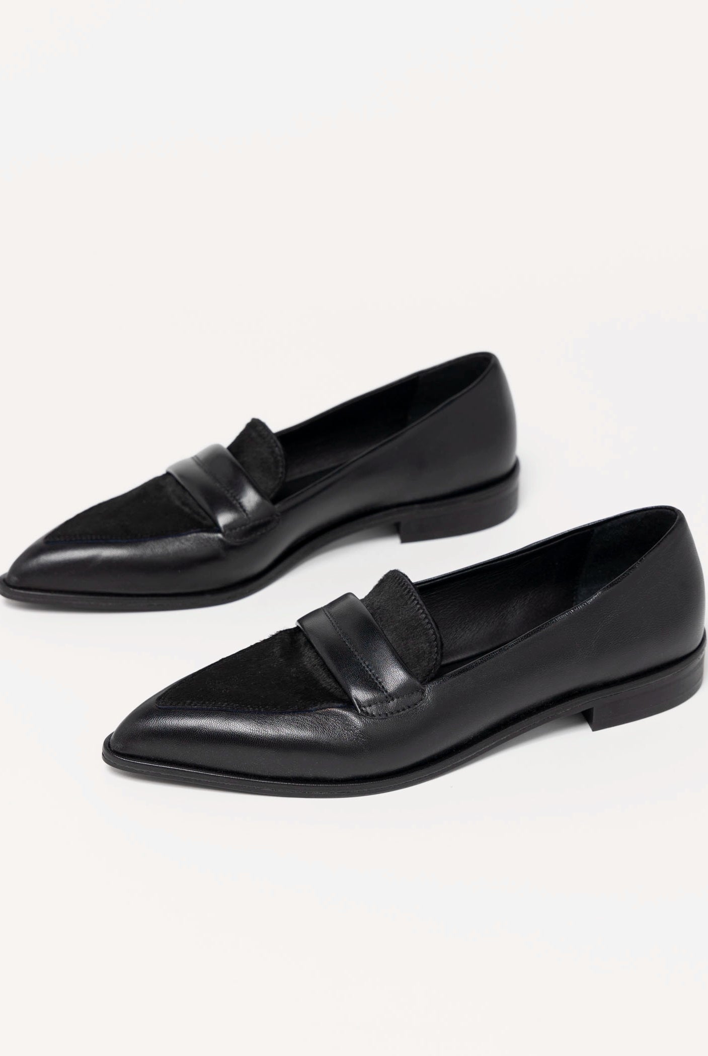 swatch_Black Leather l'idea pointed toe leather flat