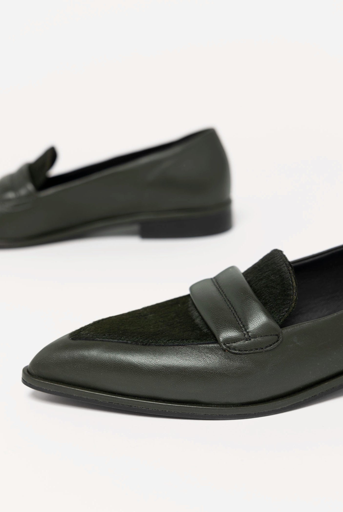 swatch_Moss Leather l'idea pointed toe leather flat