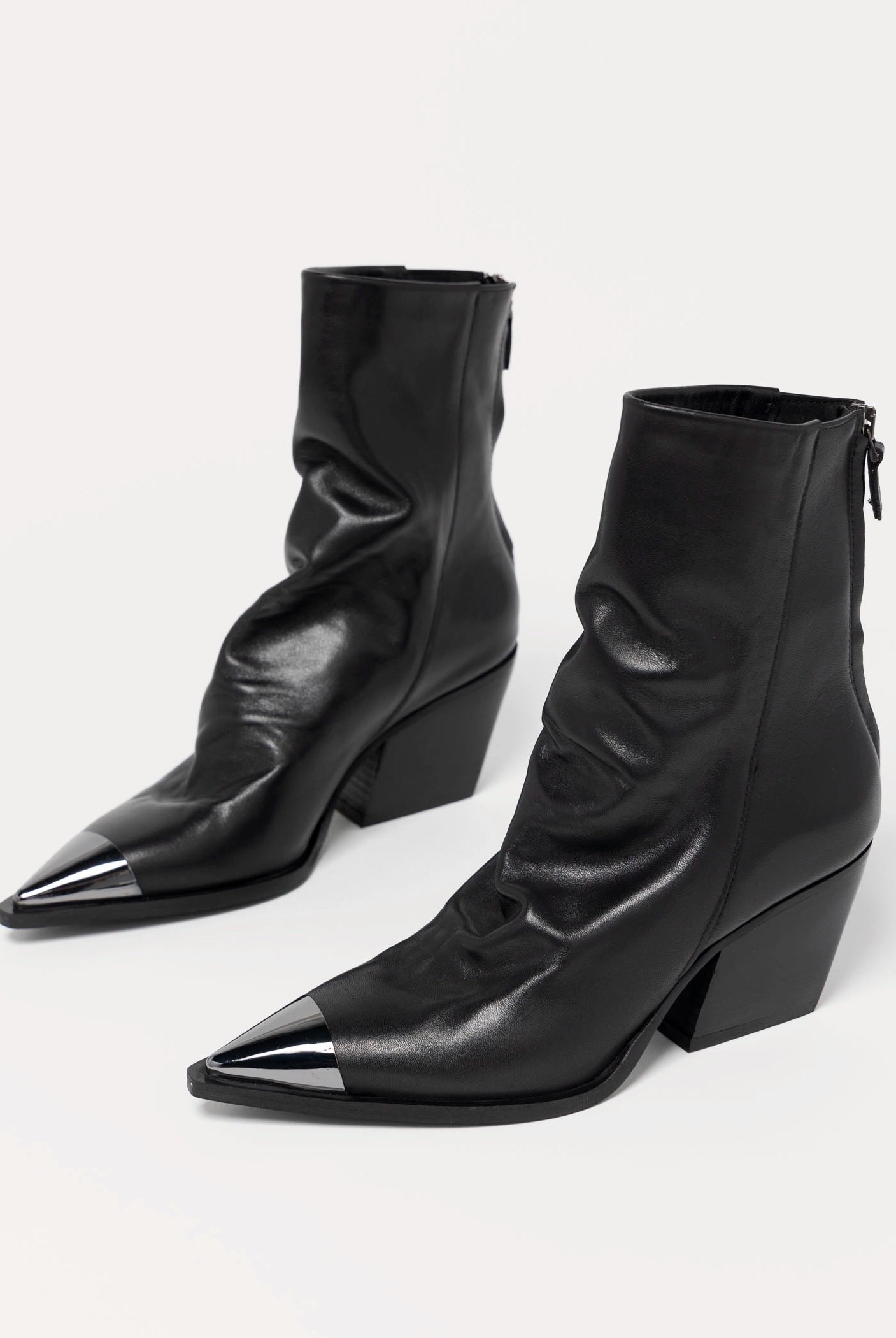 swatch_Black Leather l'idea cap toe heeled boot
