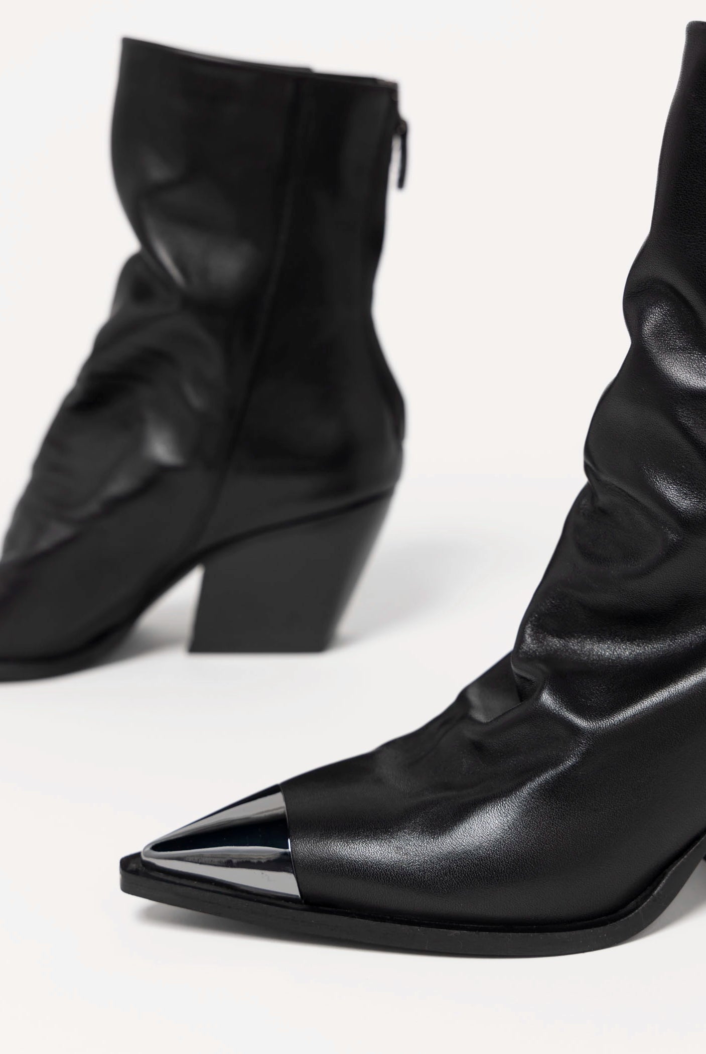 swatch_Black Leather l'idea cap toe heeled boot