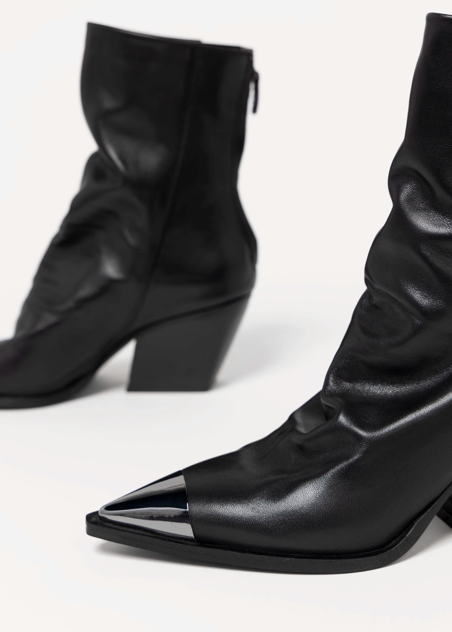 swatch_Black Leather l'idea cap toe heeled boot
