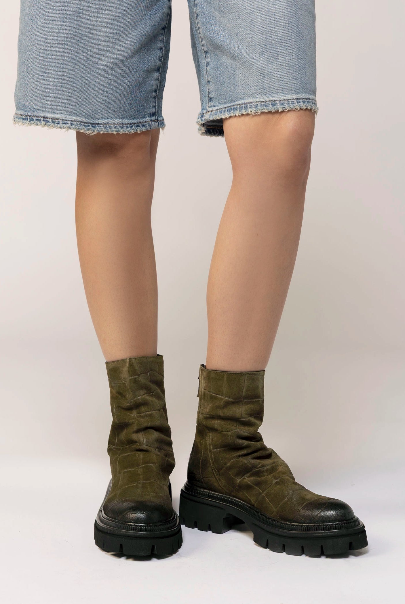 swatch_Olive Croco l'idea lug sole ankle boot