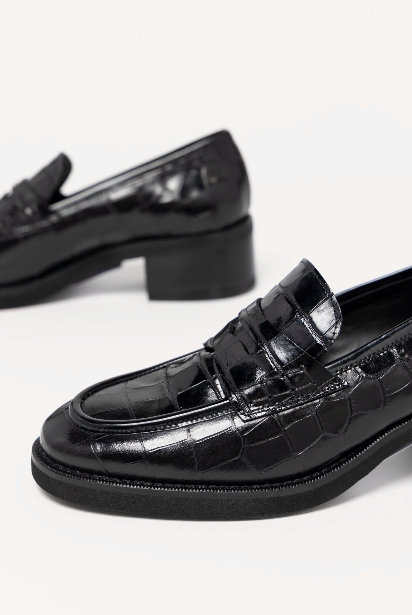 swatch_Black Croco l'idea heeled croc loafer