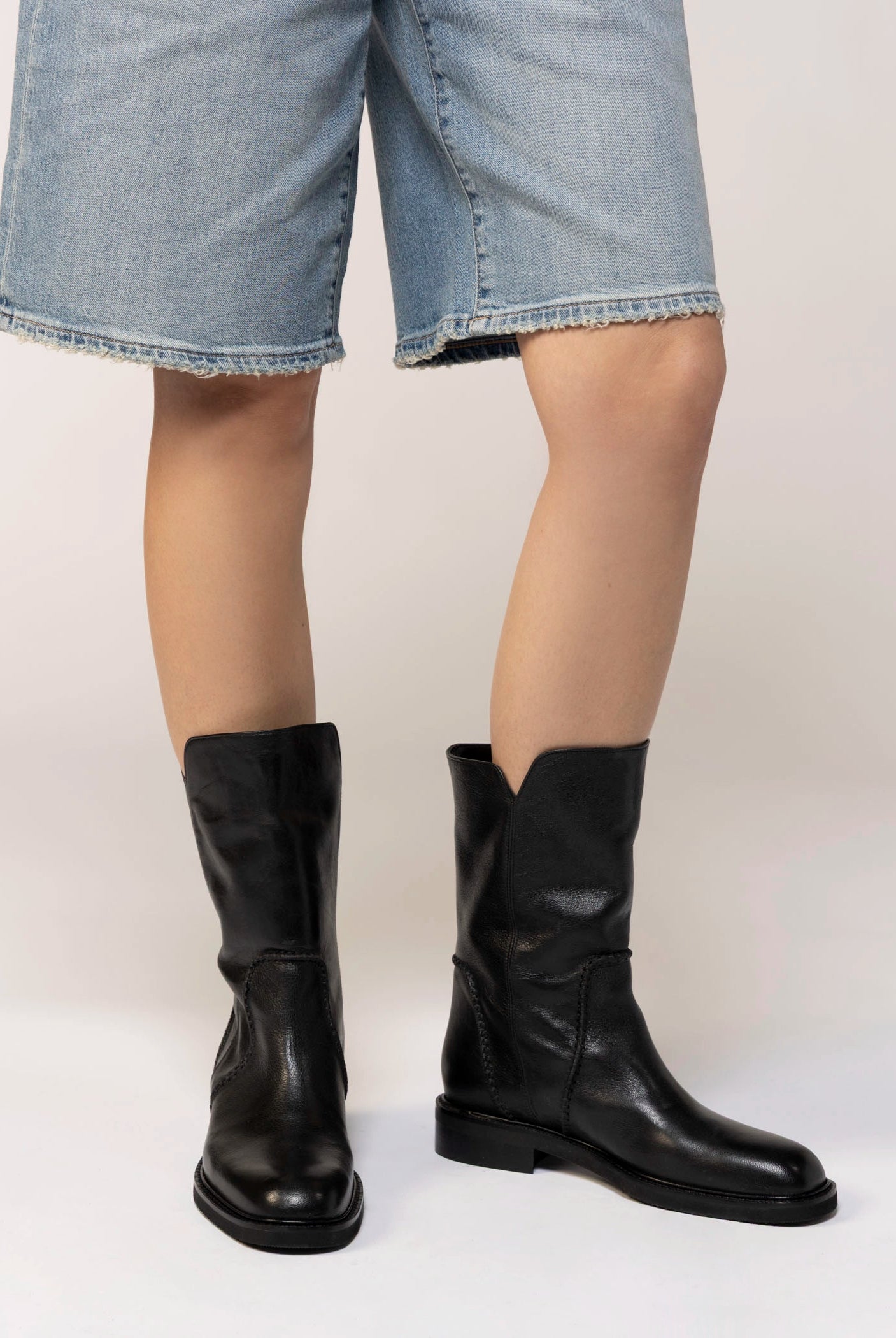 swatch_Black Leather l'idea mid calf boot