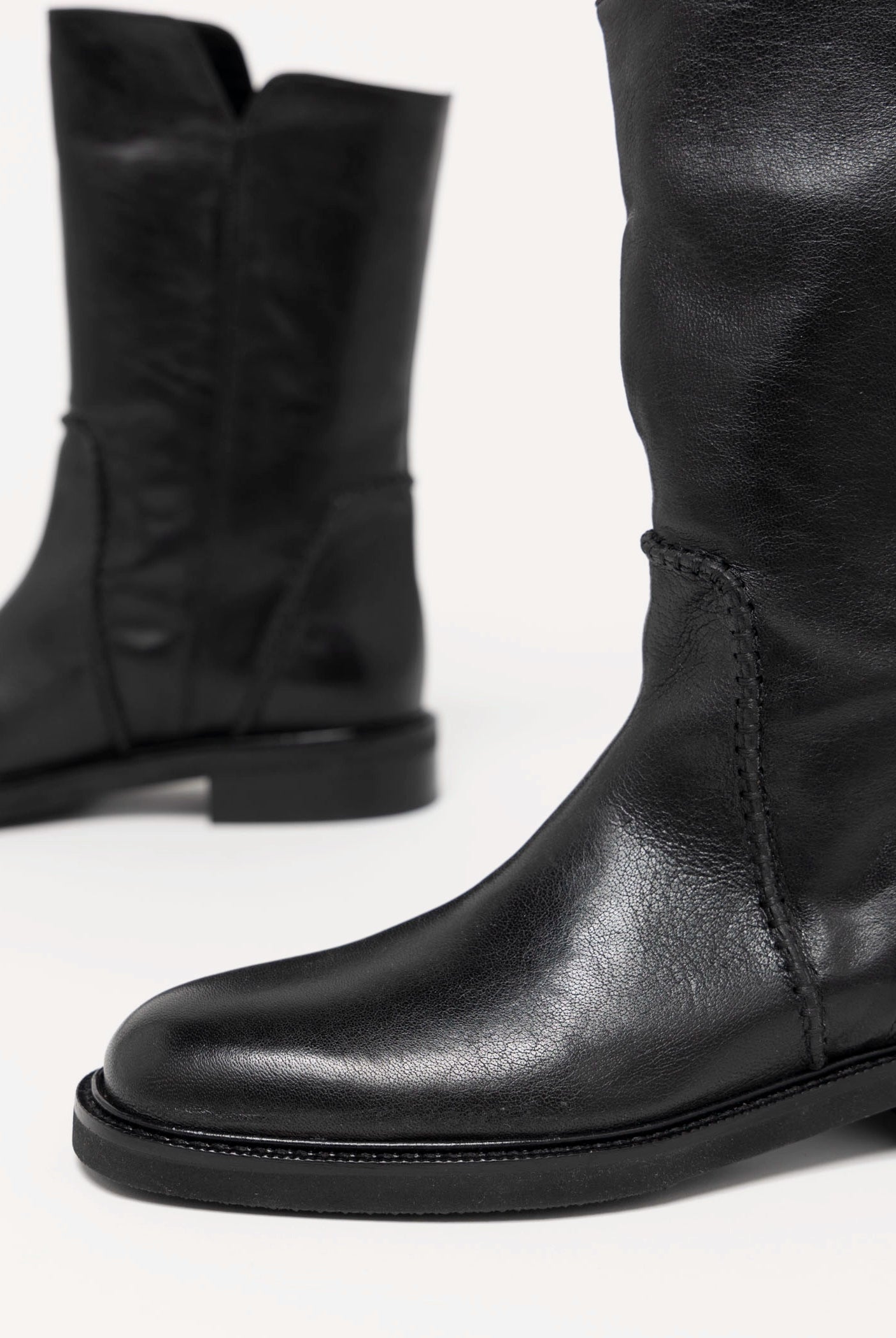 swatch_Black Leather l'idea mid calf boot