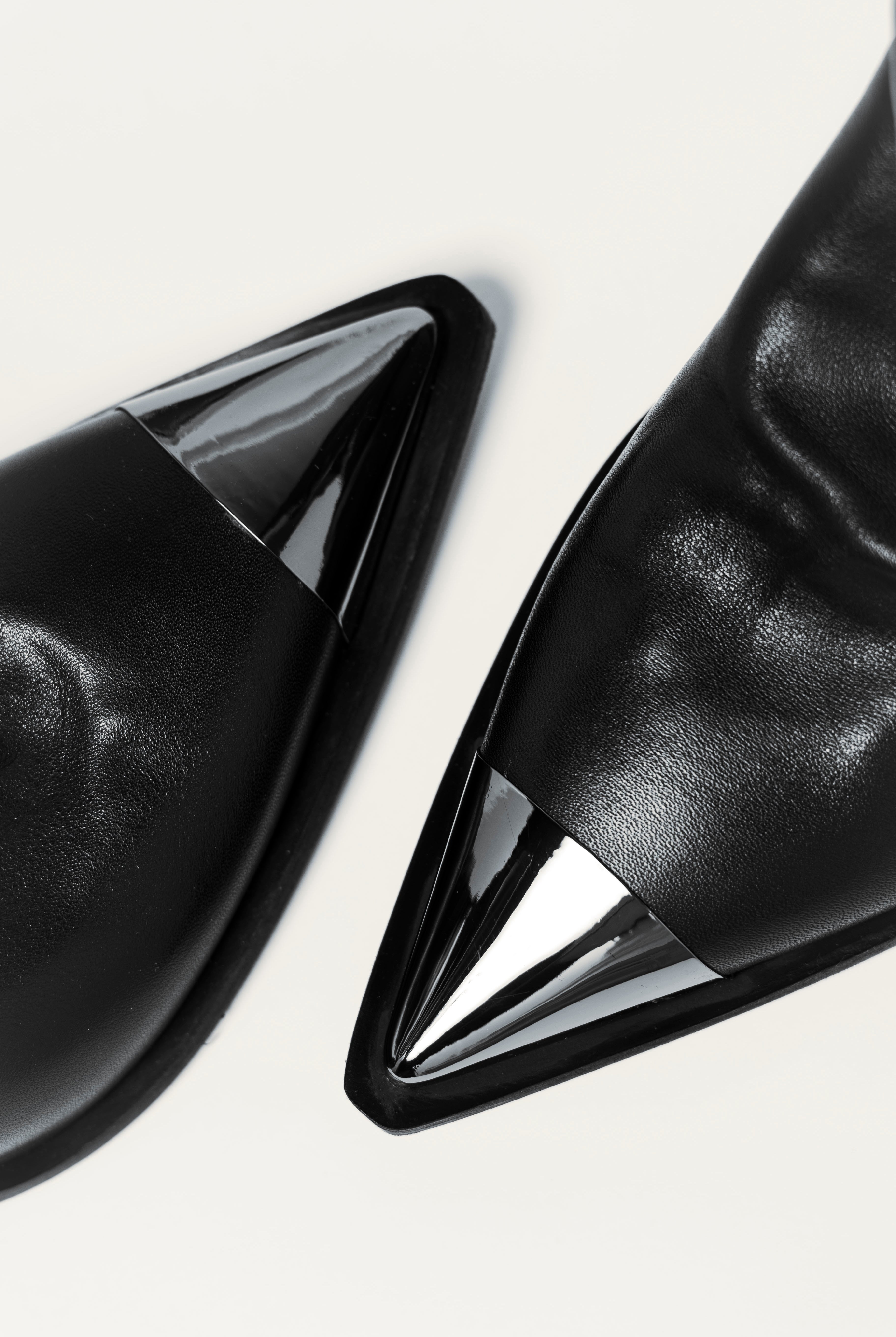 swatch_Black Leather l'idea cap toe heeled boot